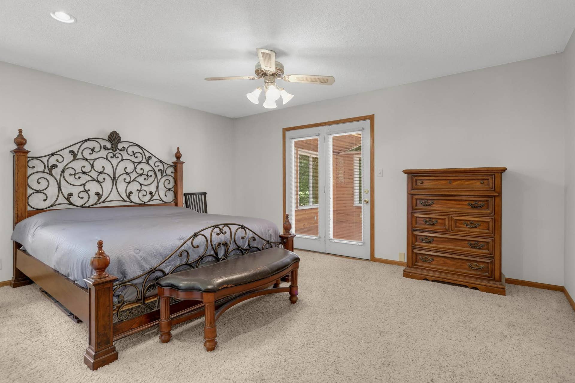 12770 Homestead Drive, Hugo, MN 55110 Main floor primary suite