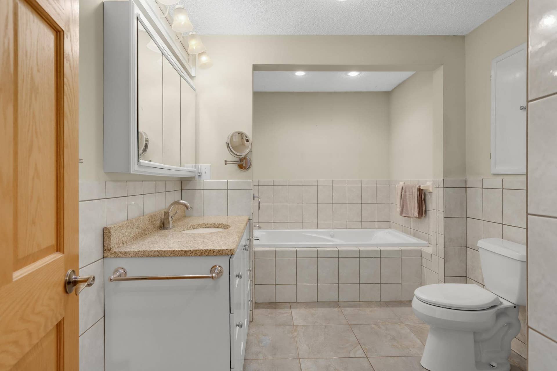 12770 Homestead Drive, Hugo, MN 55110 Private primary bath