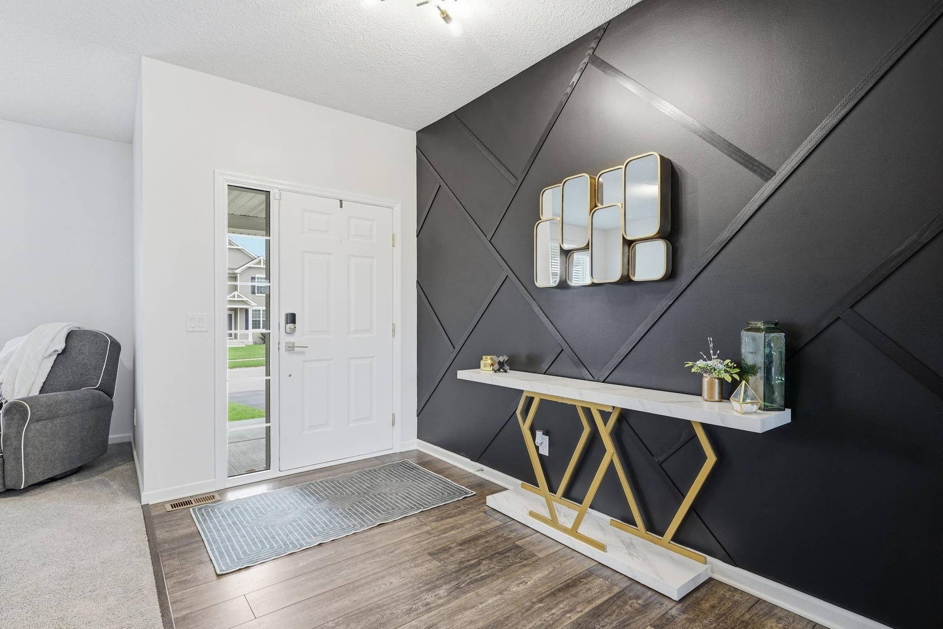 9324 Summerlin Road, Woodbury, MN 55129 Inviting entryway!