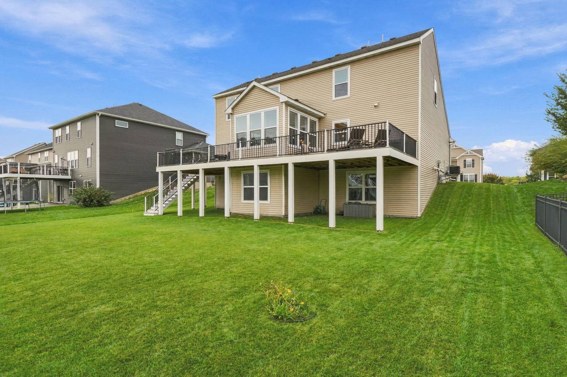9324 Summerlin Road, Woodbury, MN 55129 Nice flat backyard!
