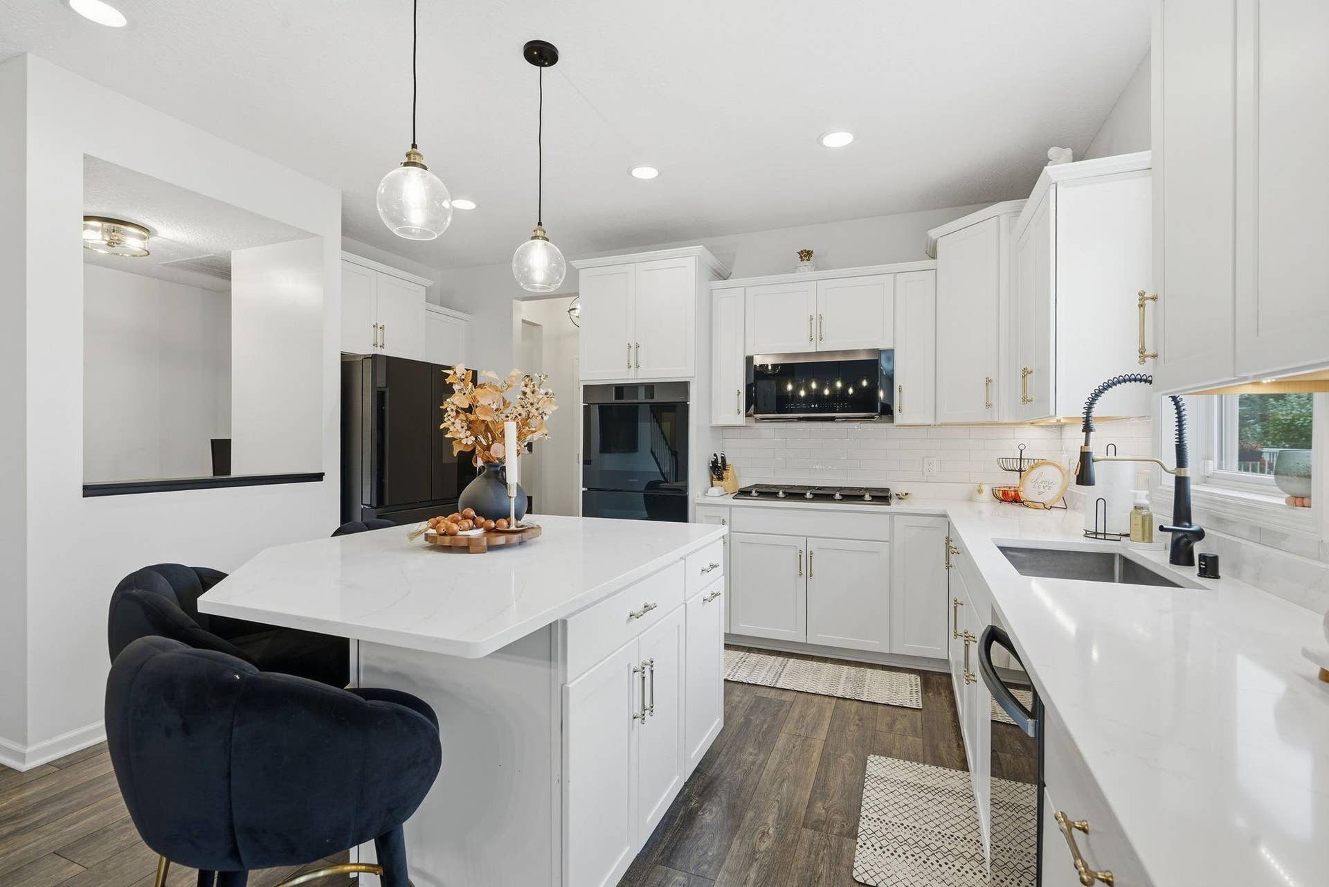 9324 Summerlin Road, Woodbury, MN 55129 Newer energy efficient appliances with smart fridge add on feature!