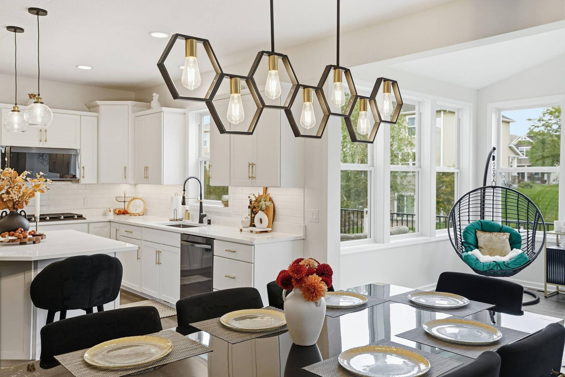 9324 Summerlin Road, Woodbury, MN 55129 Custom lighting throughout!