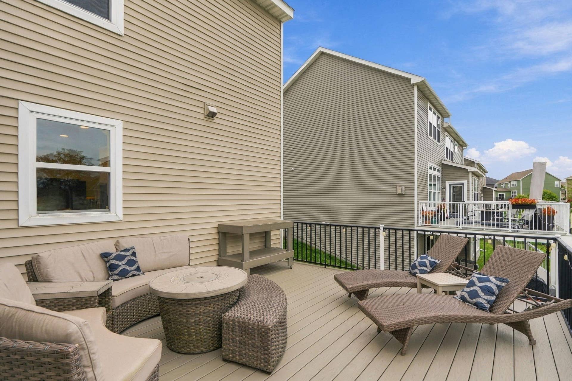 9324 Summerlin Road, Woodbury, MN 55129 Relax with family!