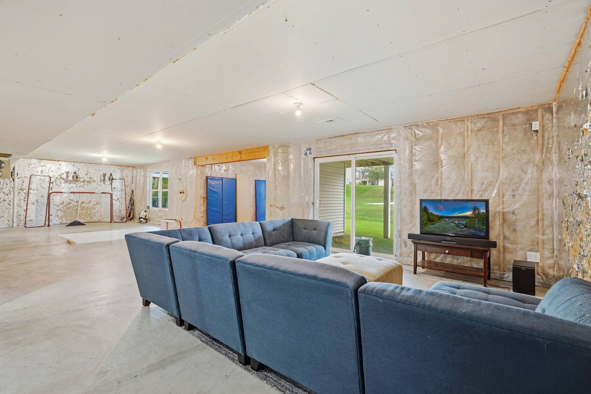 9324 Summerlin Road, Woodbury, MN 55129 Unfinished basement ready for your vision.