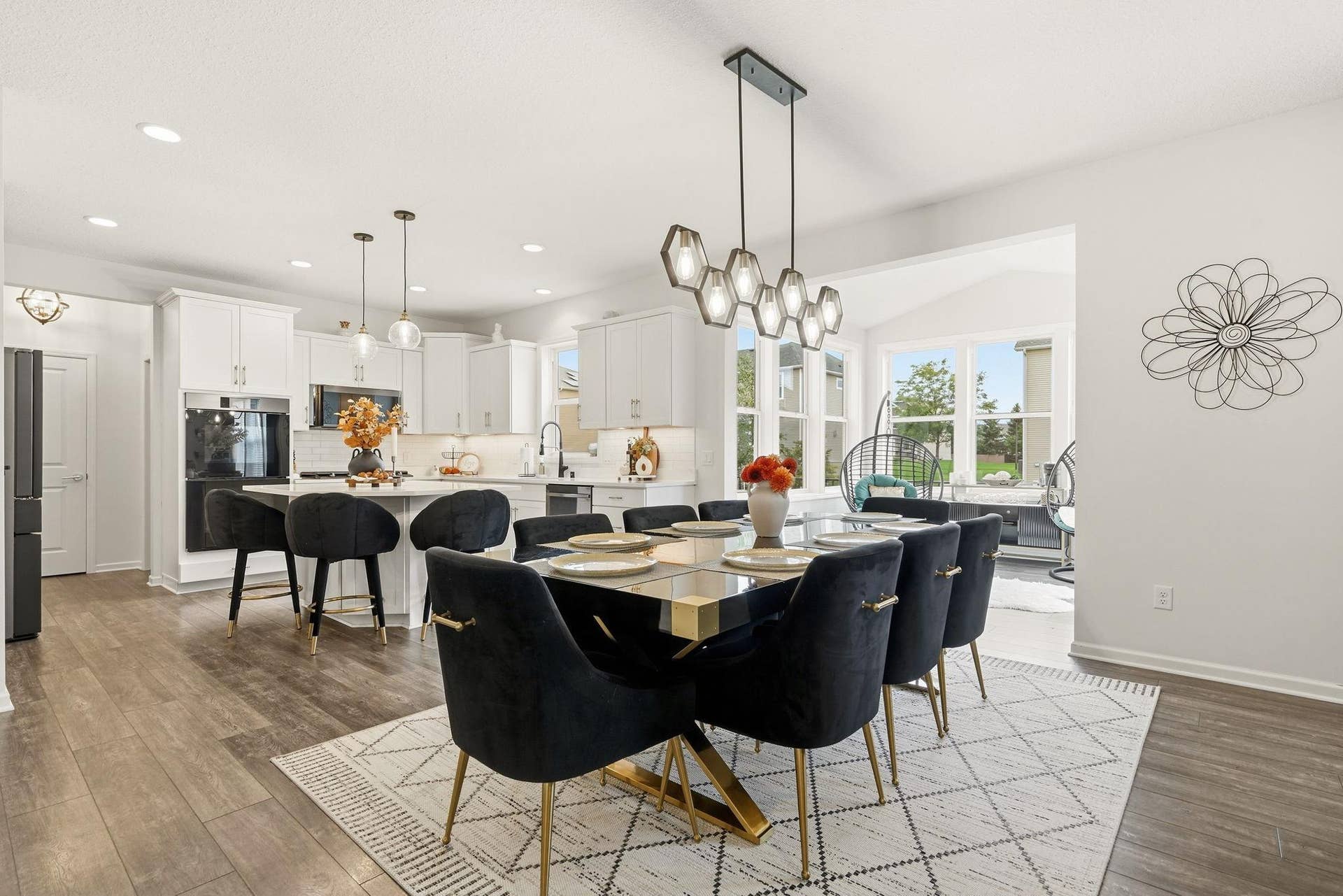9324 Summerlin Road, Woodbury, MN 55129 Spacious open layout ready for entertaining!