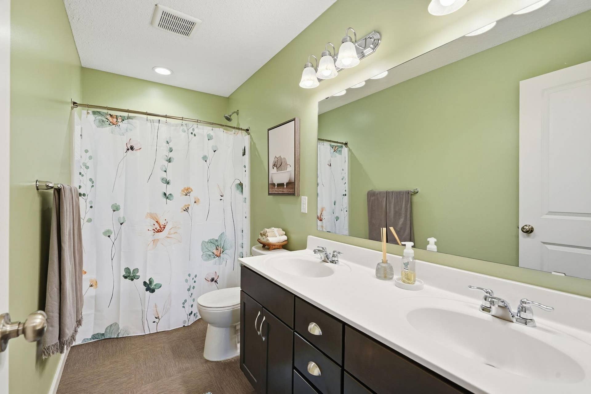 9324 Summerlin Road, Woodbury, MN 55129 Upper level bathroom with dual sinks!