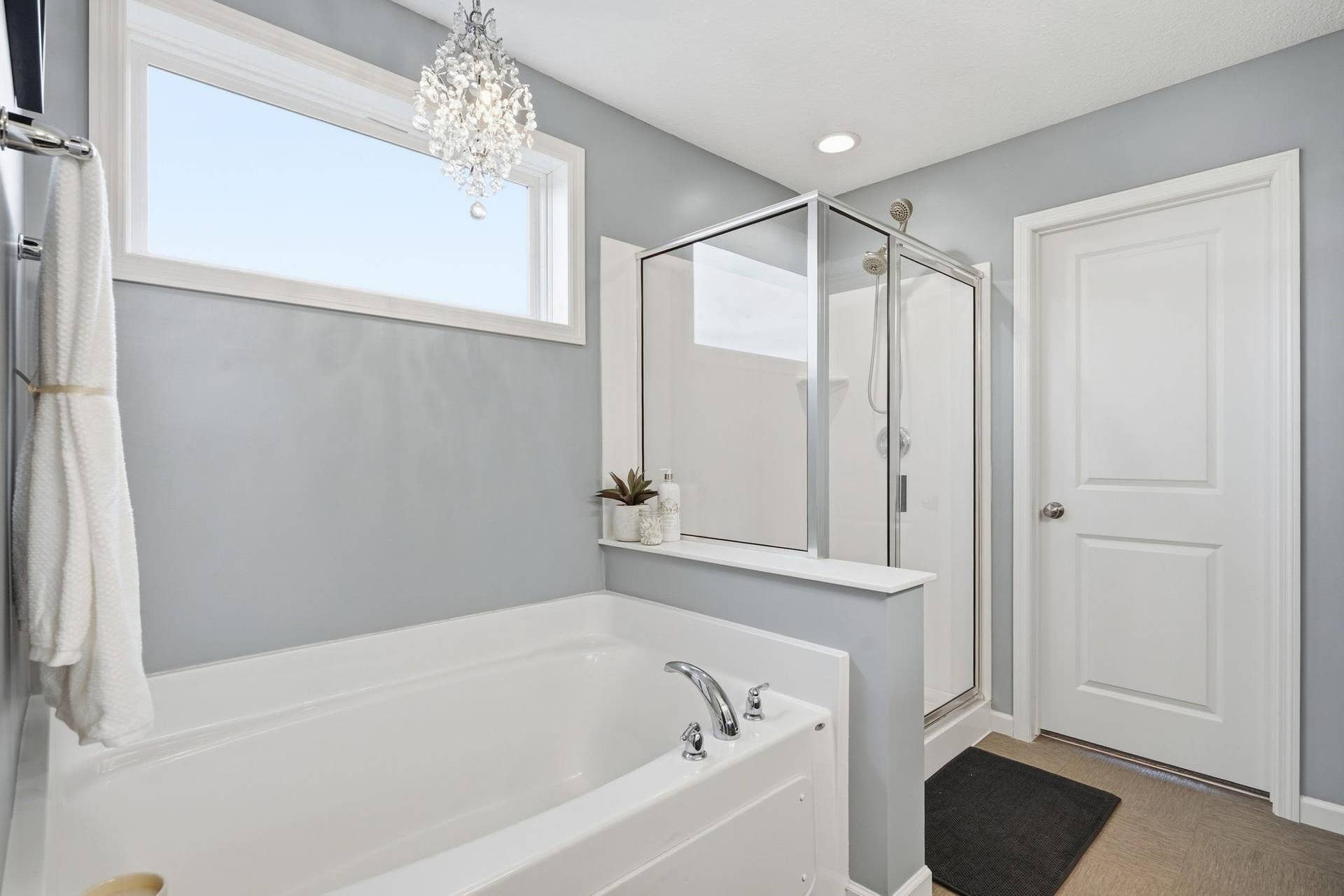 9324 Summerlin Road, Woodbury, MN 55129 Separate tub and shower with large relaxing soaking tub!