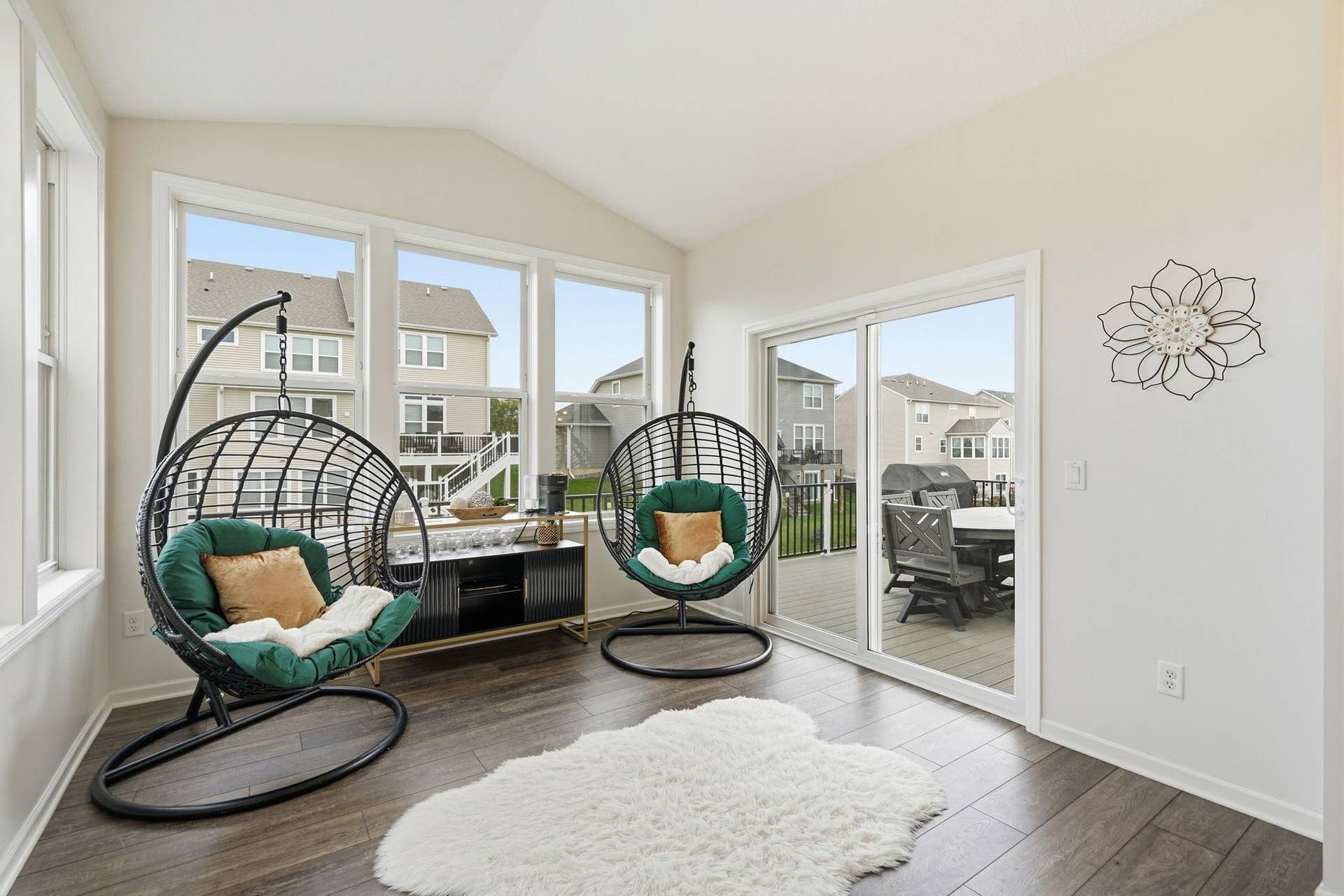 9324 Summerlin Road, Woodbury, MN 55129 Bright and airy sunroom!