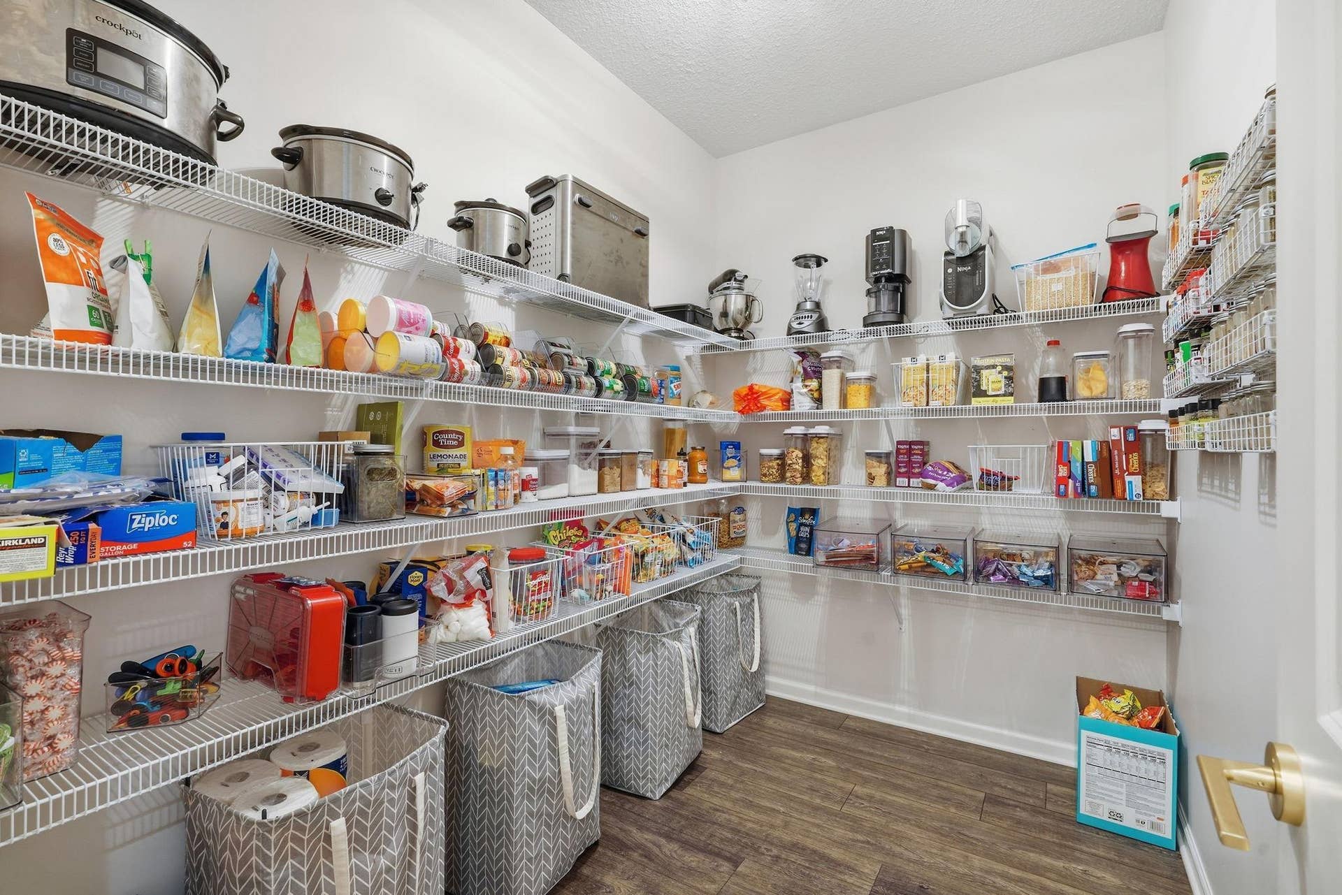 9324 Summerlin Road, Woodbury, MN 55129 Massive pantry!