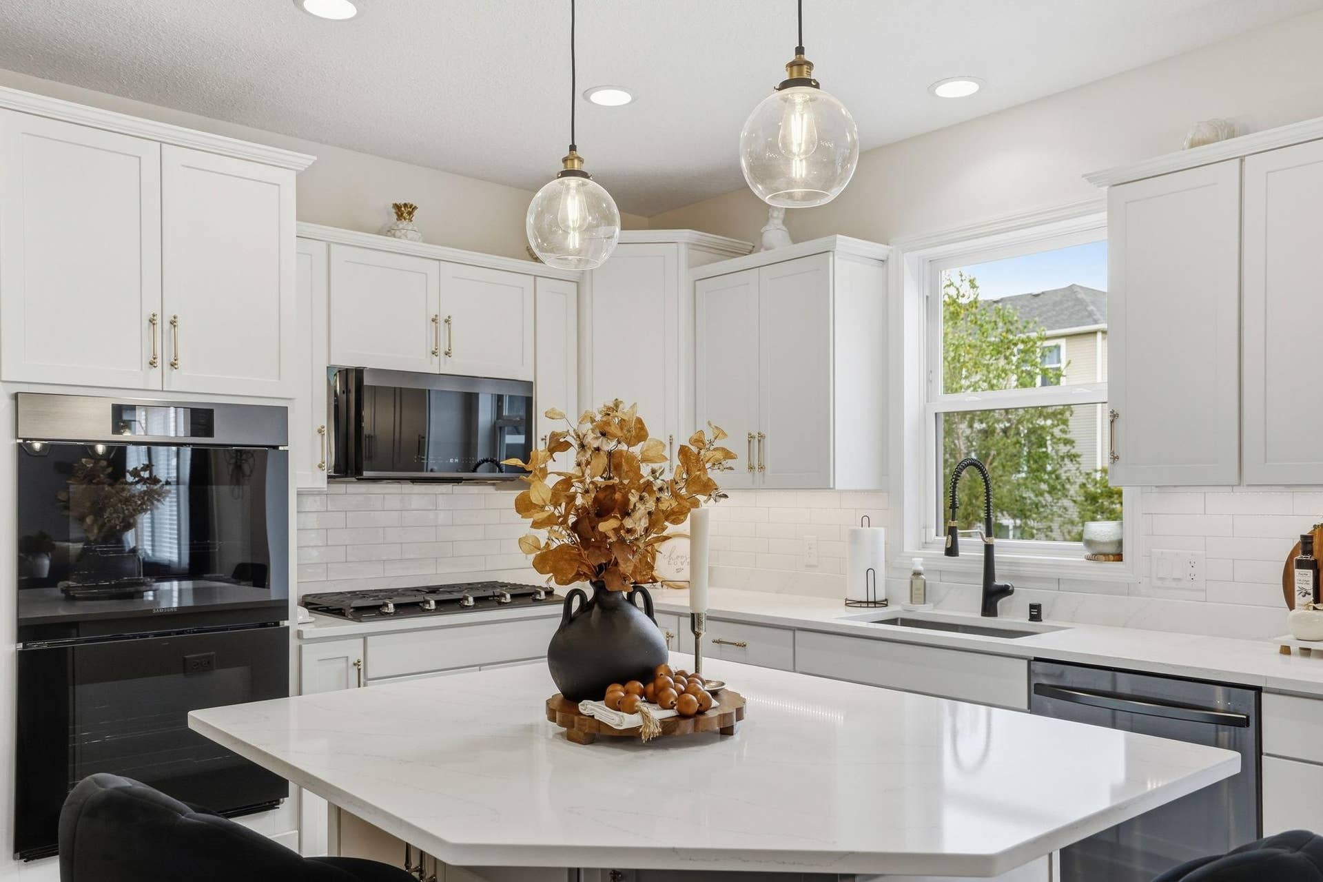 9324 Summerlin Road, Woodbury, MN 55129 Quartz counter tops and custom hardware!