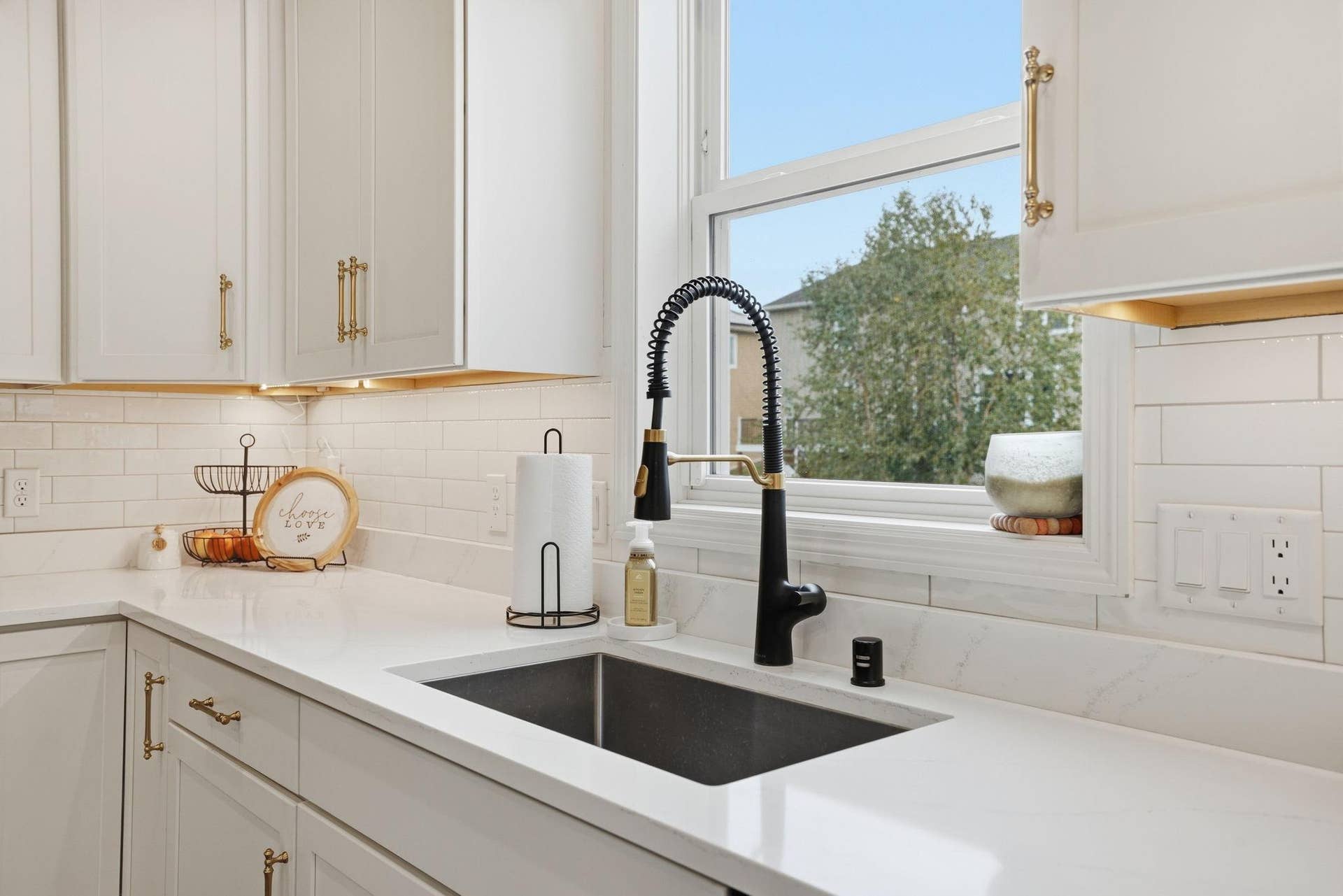 9324 Summerlin Road, Woodbury, MN 55129 Updated elegant faucet!