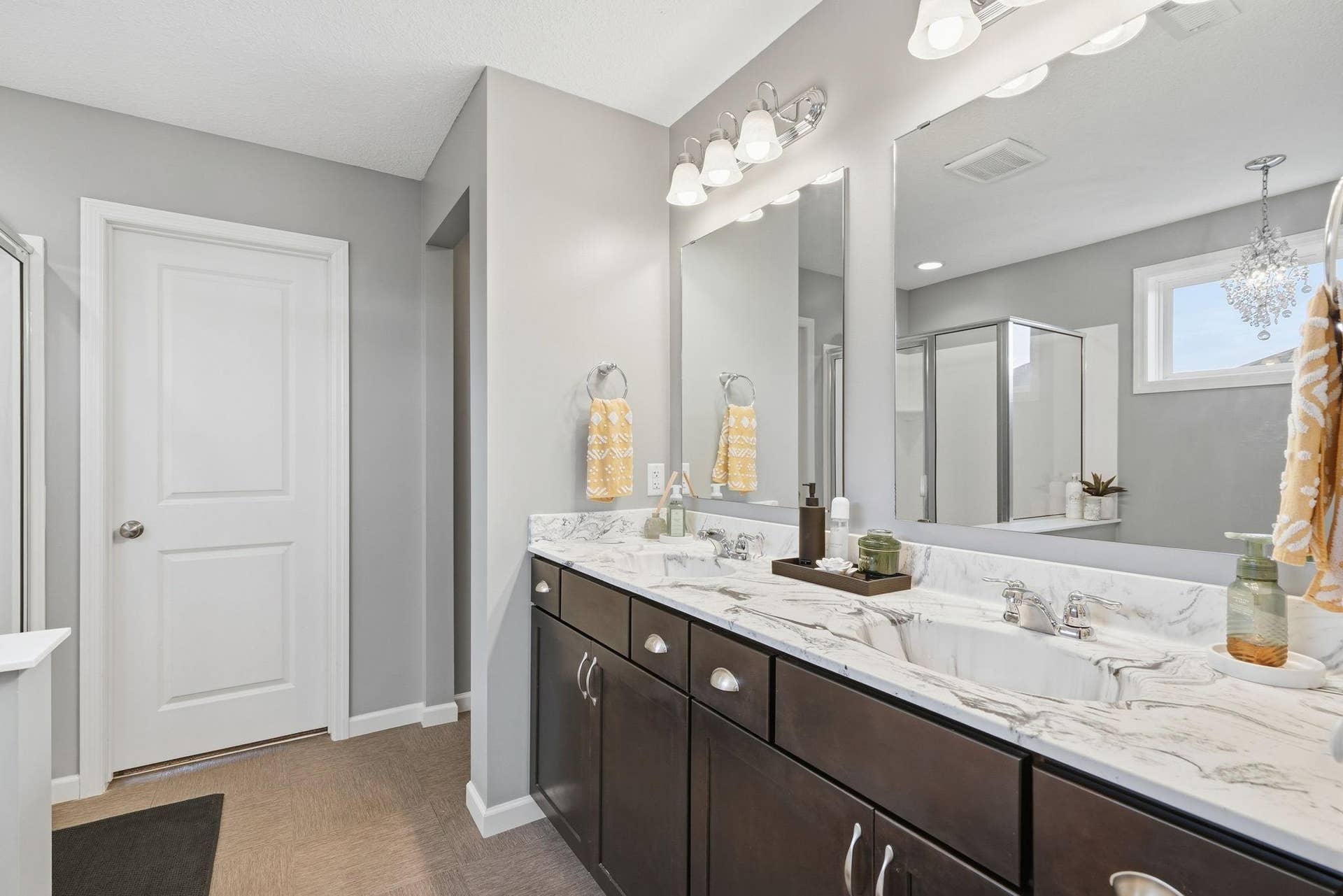 9324 Summerlin Road, Woodbury, MN 55129 Large primary bath with elevated counter height, dual sinks, quartz counters and tile floors!