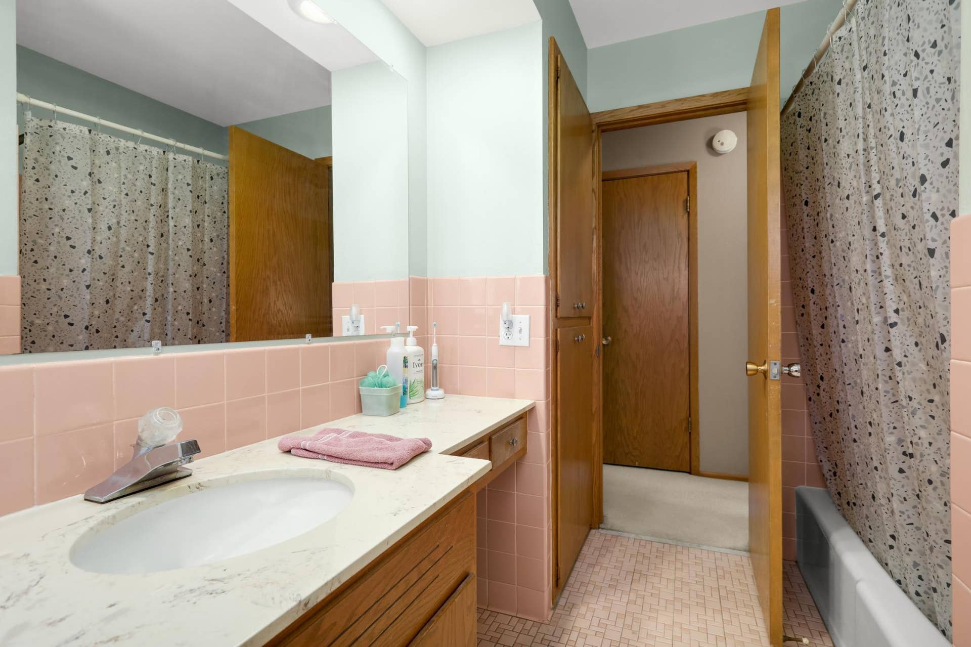 8033 Douglas Drive N, Brooklyn Park, MN 55443 Upstairs bathroom