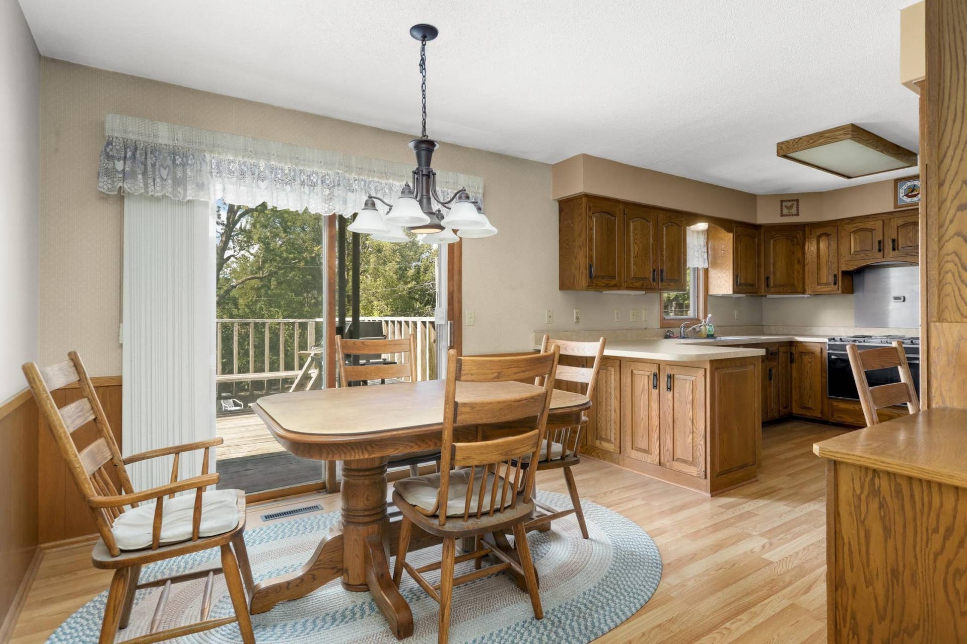 8033 Douglas Drive N, Brooklyn Park, MN 55443 Eat in dining area.