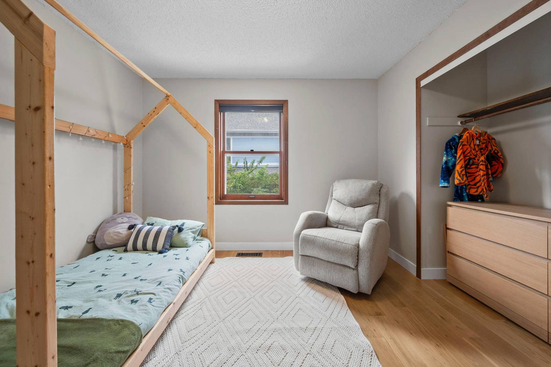 235 Kent Street, 101, Saint Paul, MN 55102 53-web-or-mls-235 N Kent St-200.jpg