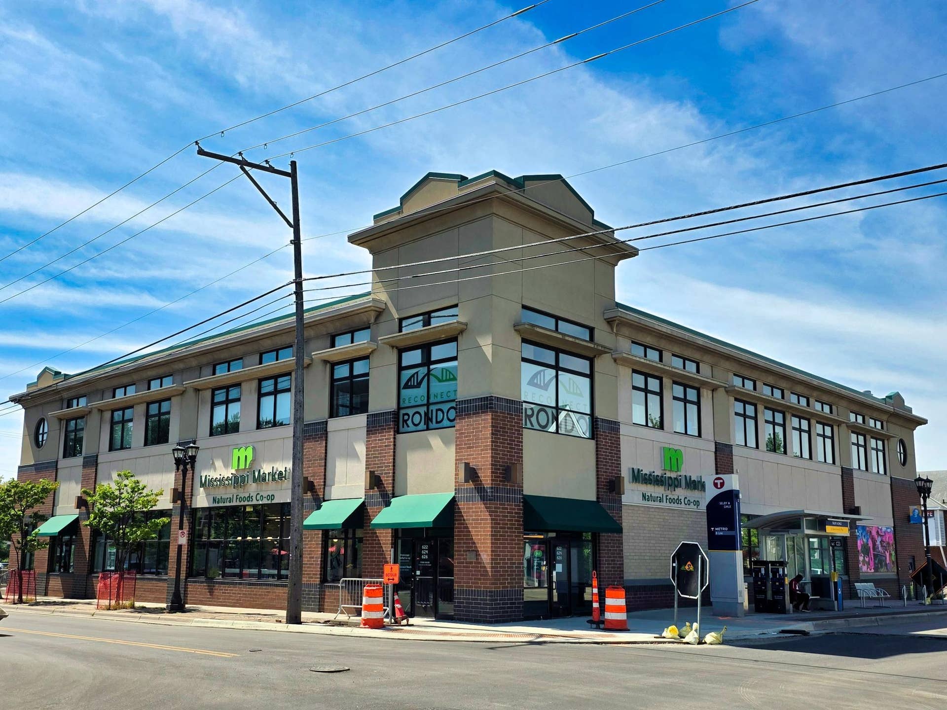235 Kent Street, 101, Saint Paul, MN 55102 6 minute walk!