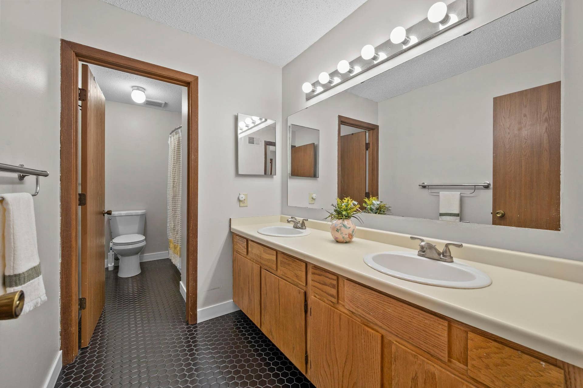 235 Kent Street, 101, Saint Paul, MN 55102 50-web-or-mls-235 N Kent St-224.jpg