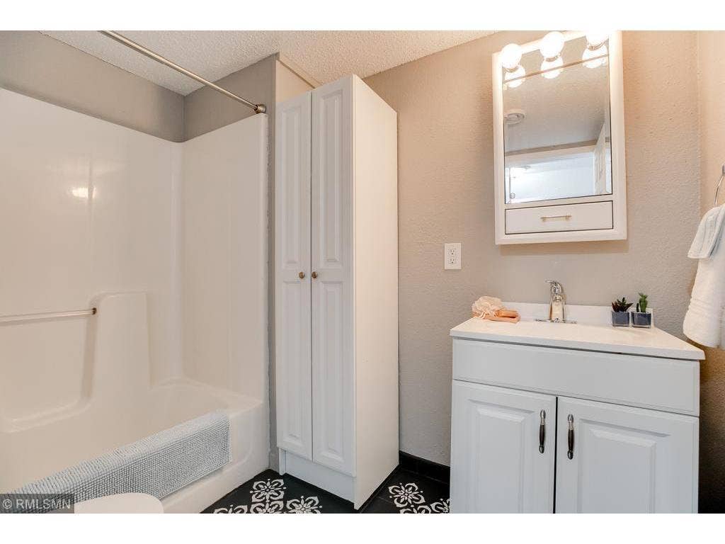 2834 15th Avenue S, 54, Minneapolis, MN 55407 48 Top unit bathroom.jpeg