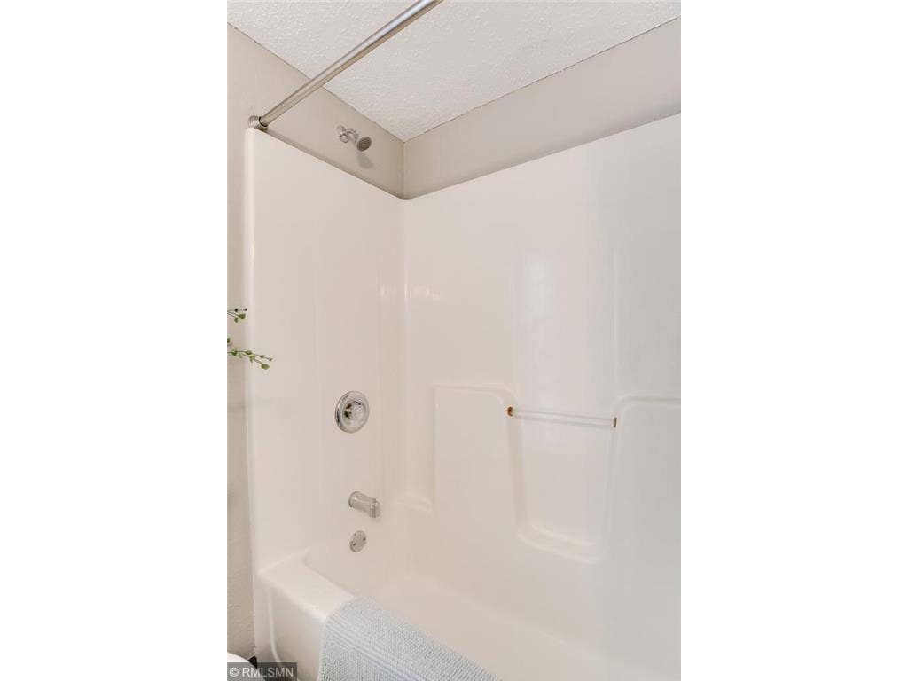 2834 15th Avenue S, 54, Minneapolis, MN 55407 50 Top unit bathroom.jpeg