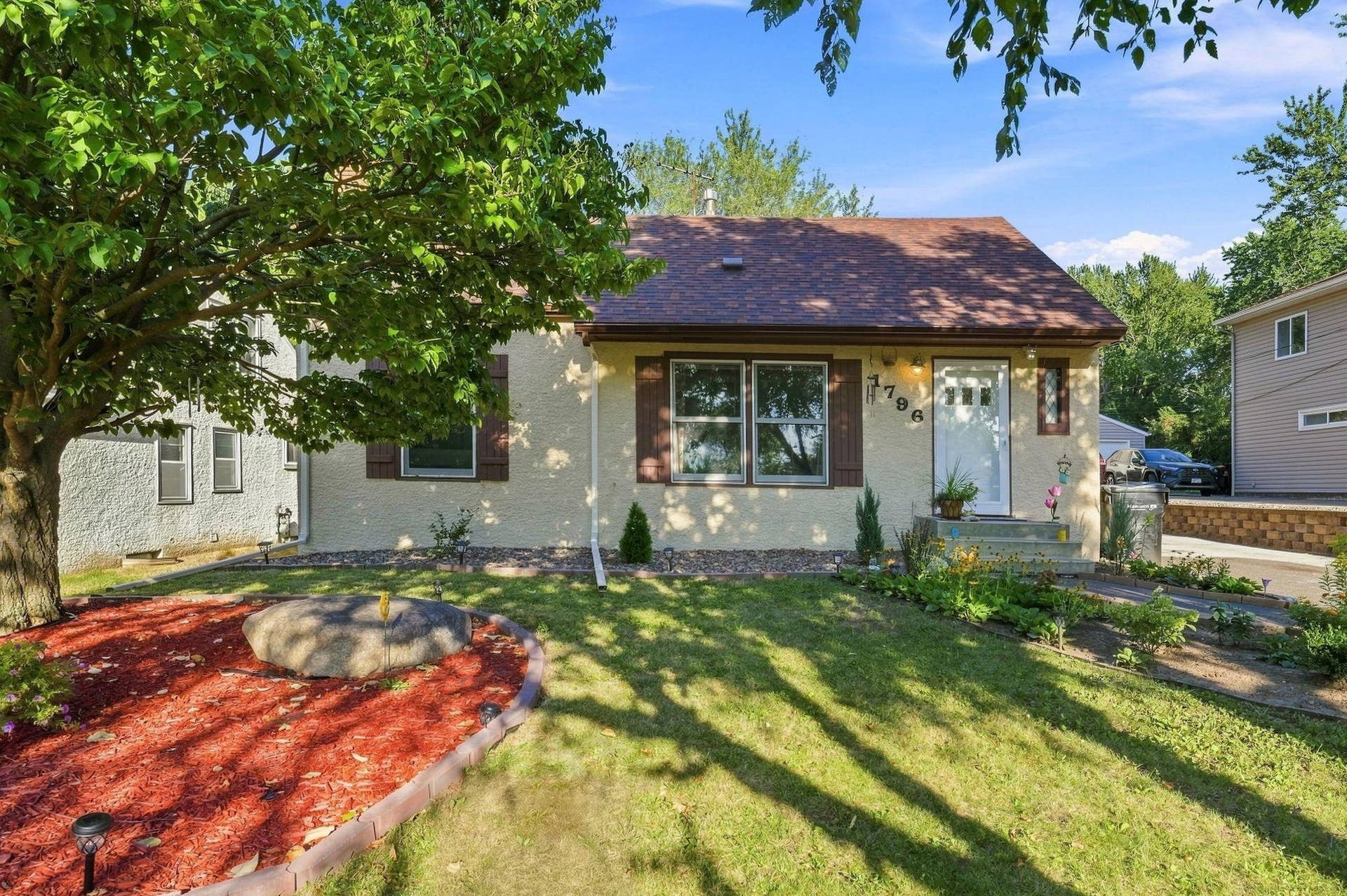 1796 Kennard Street, Maplewood, MN 55109 Beautifully landscaped front yard