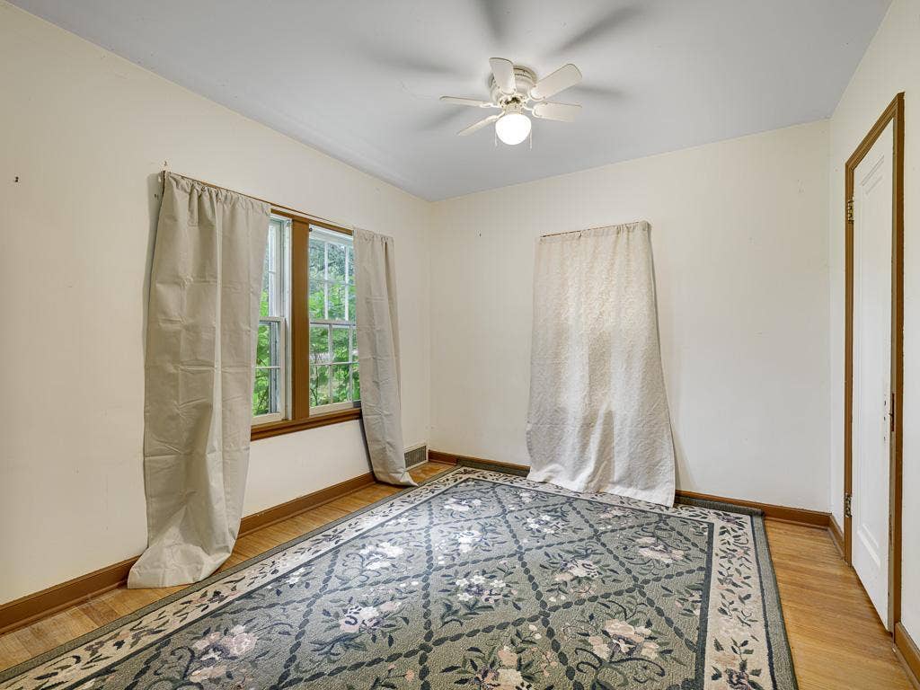 8 - Bedroom.jpg