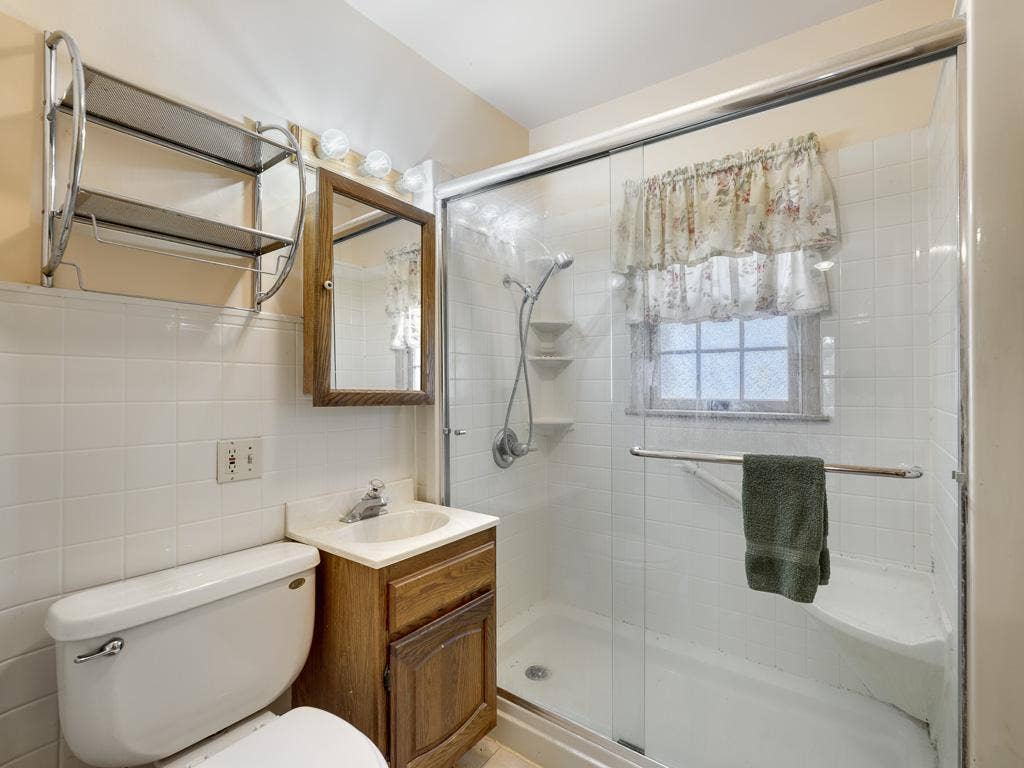 9 - Bathroom (1).jpg