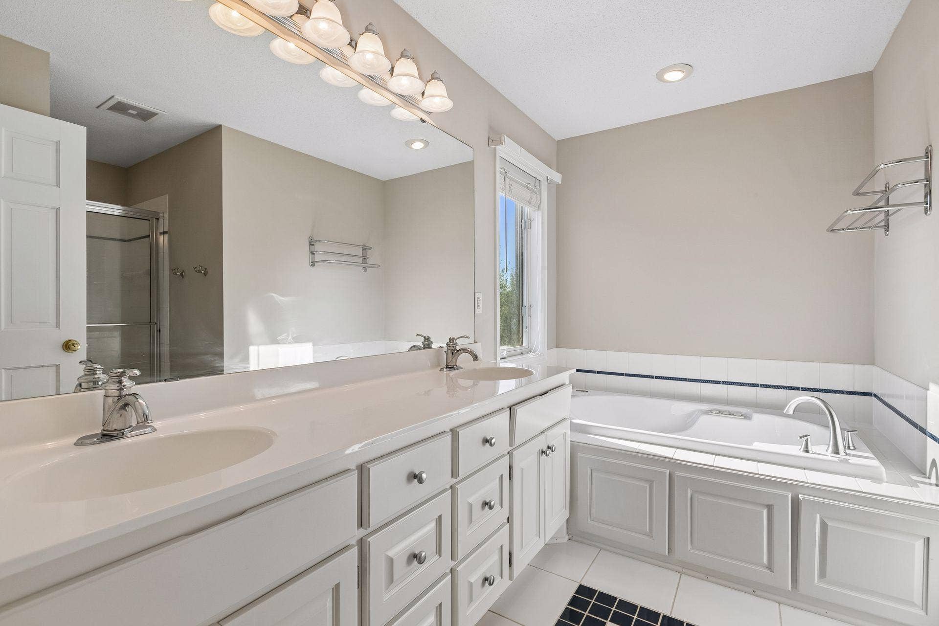2717 87th Trail N, Brooklyn Park, MN 55443 2717 87th Trail North - Primary en-suite - 0033.jpg