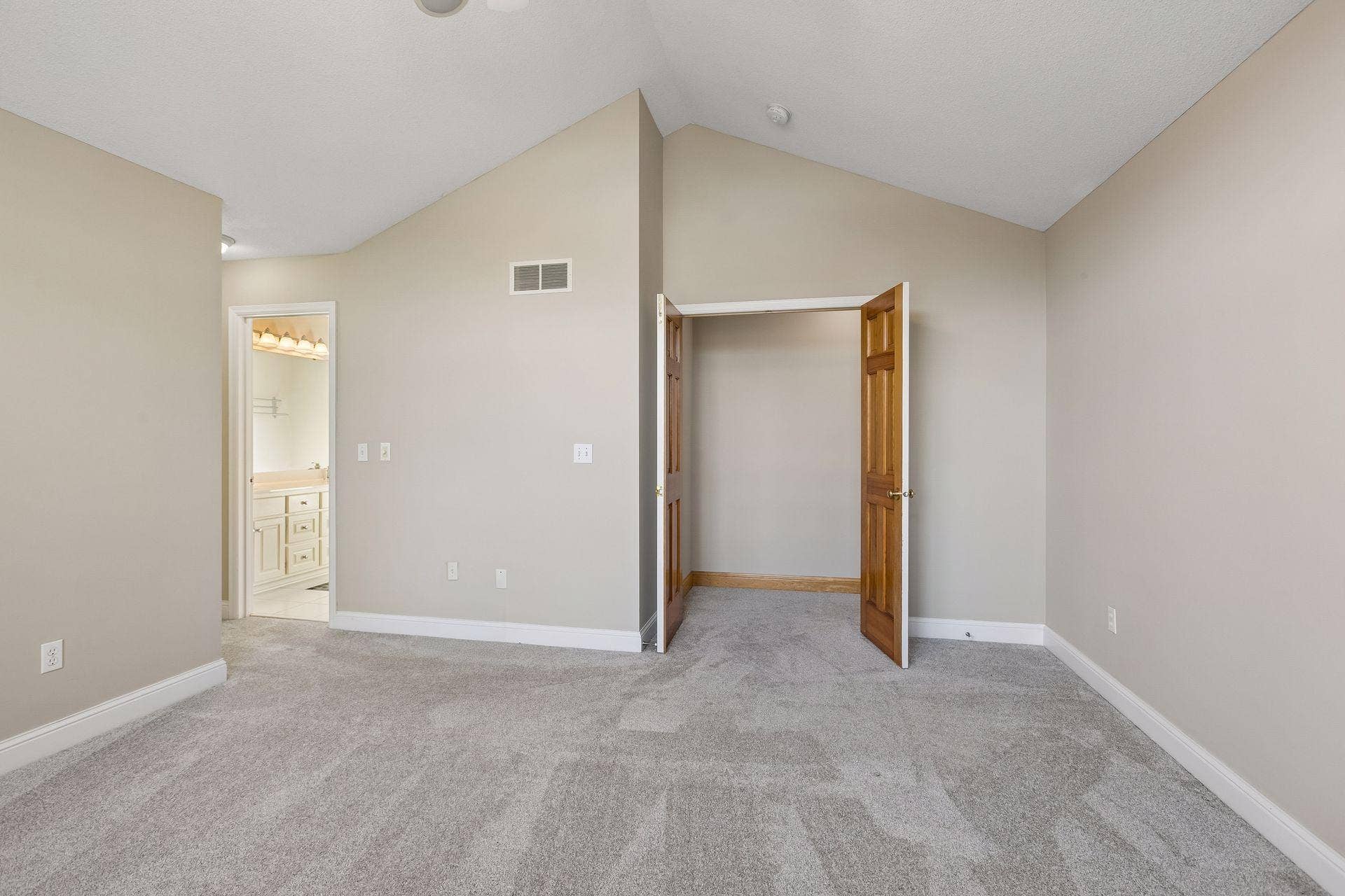 2717 87th Trail N, Brooklyn Park, MN 55443 2717 87th Trail North - Primary bedroom - 0031.jpg