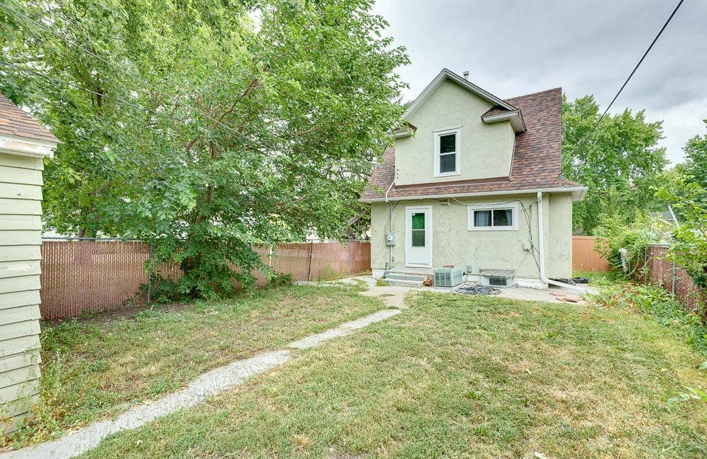 2907 Penn Avenue N, 36, Minneapolis, MN 55411 Make this into your perfect backyard oasis.