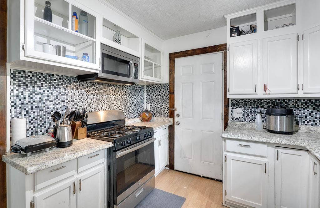 2907 Penn Avenue N, 36, Minneapolis, MN 55411 This beautiful kitchen offers a nice backsplash.