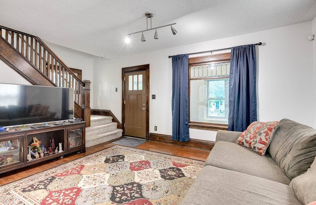 2907 Penn Avenue N, 36, Minneapolis, MN 55411 Plenty of natural light shines throughout the living room.