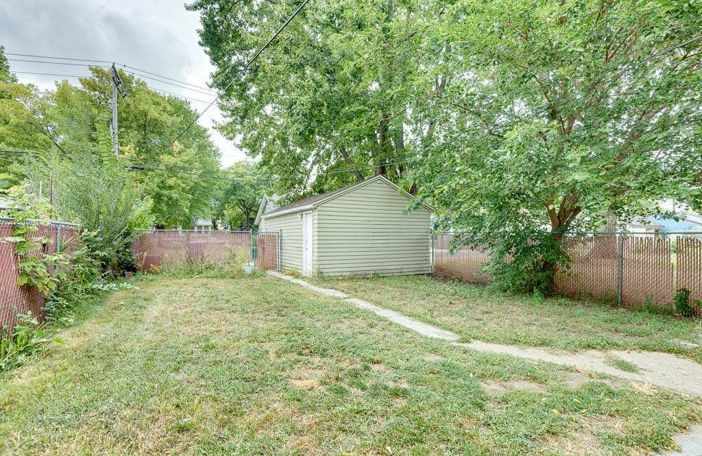 2907 Penn Avenue N, 36, Minneapolis, MN 55411 The backyard is fully fenced in.