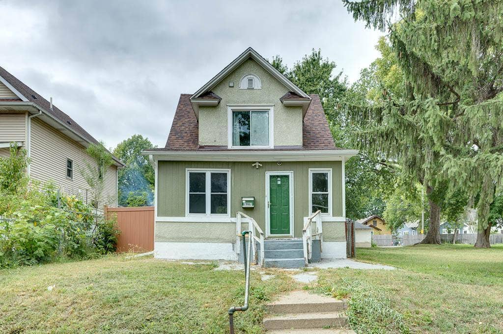 2907 Penn Avenue N, 36, Minneapolis, MN 55411 Conveniently located next to a vacant lot.