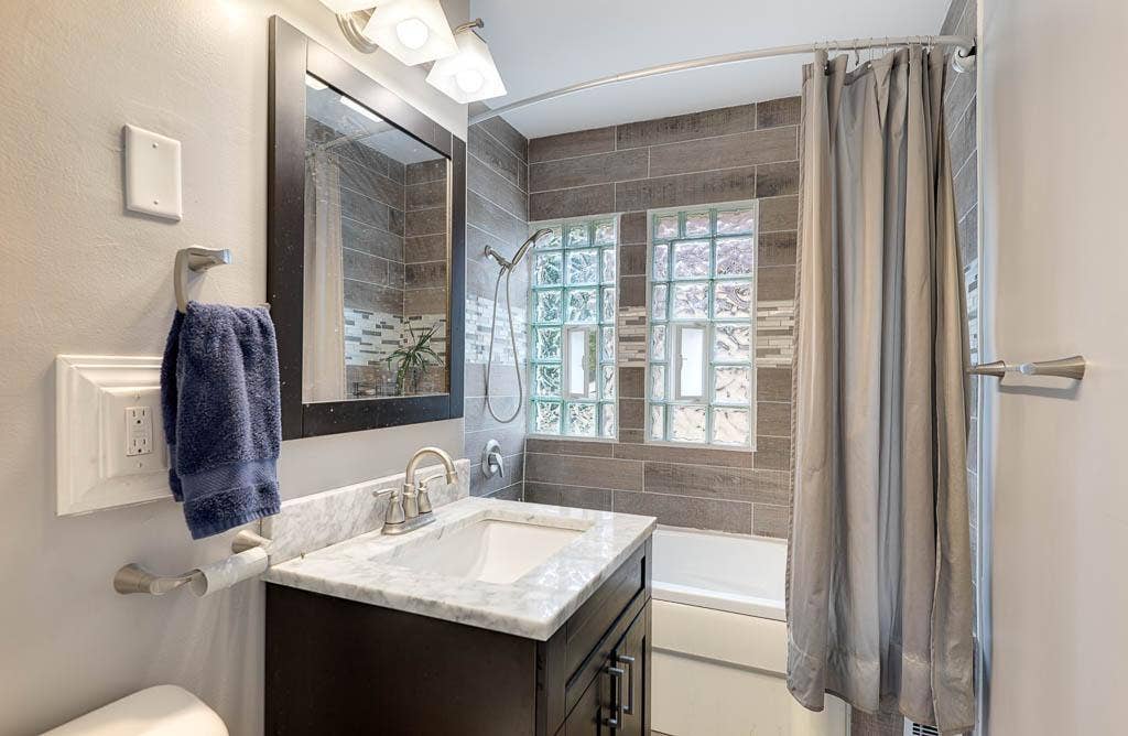 2907 Penn Avenue N, 36, Minneapolis, MN 55411 A relaxing soaking tub can be found in the upper level full bathroom..