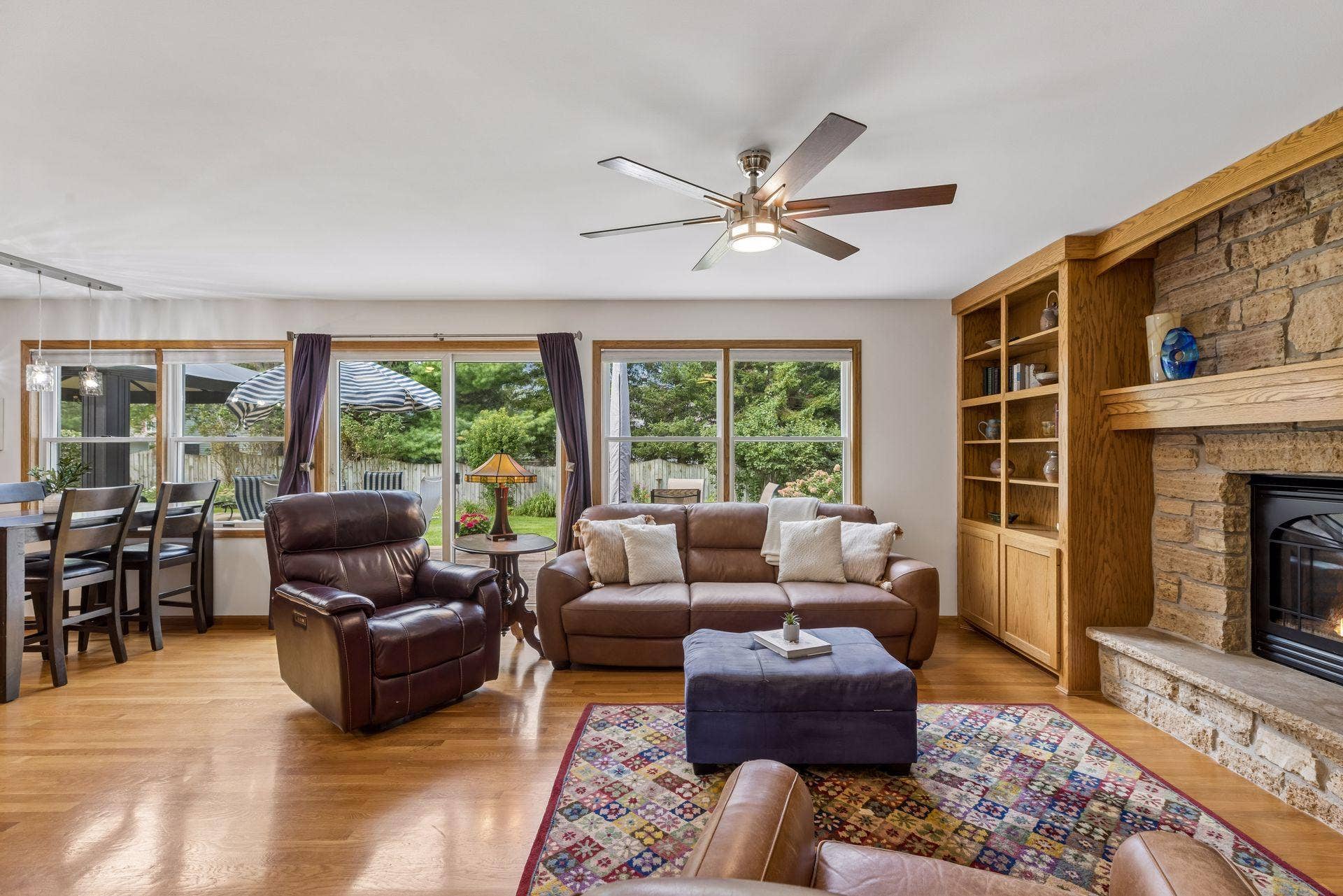 1008 Eagle Ridge Court, Stillwater, MN 55082 Windows galore! The living room takes full advantage of the beautiful backyard views and peaceful, private setting.