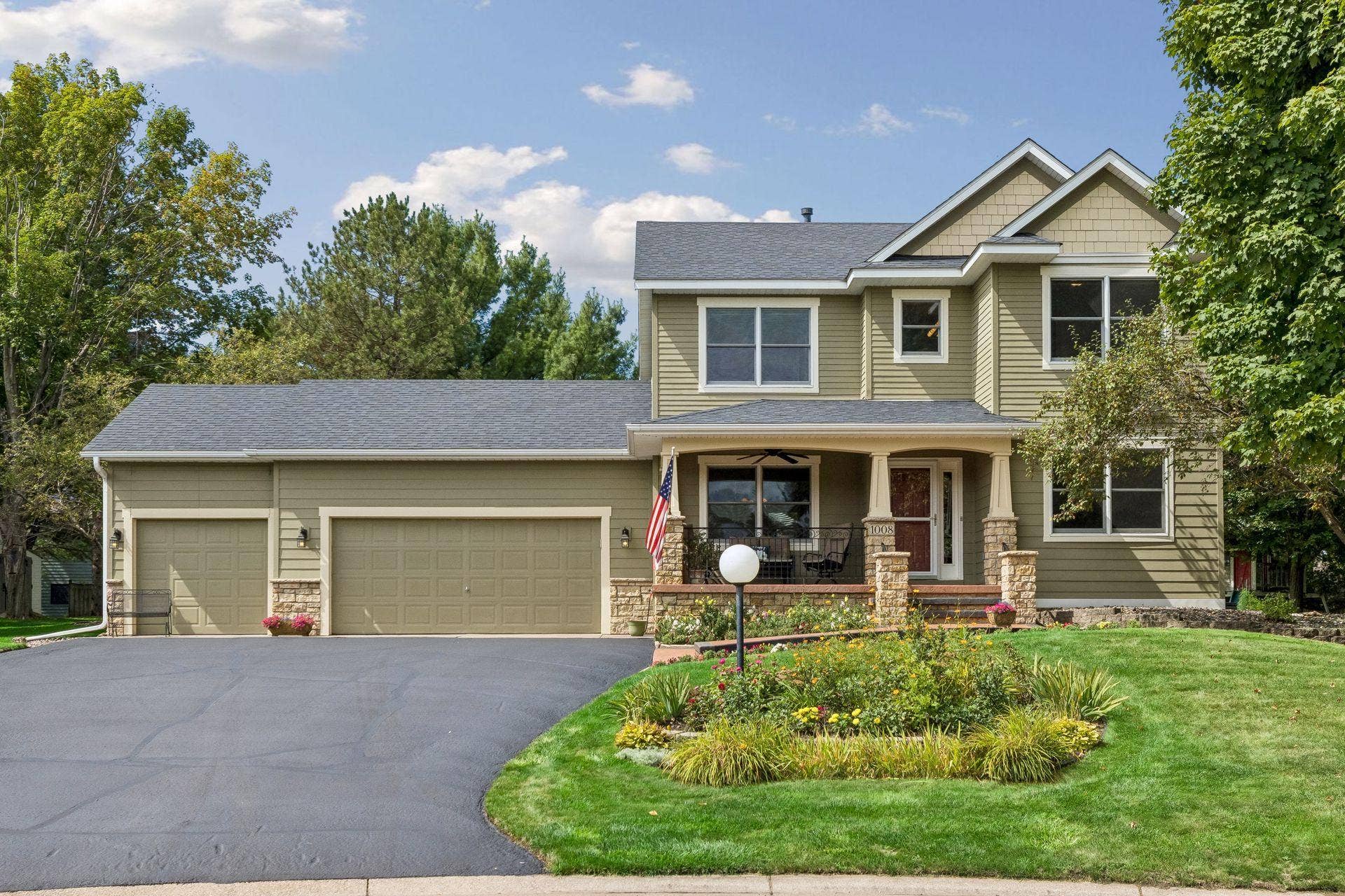 1008 Eagle Ridge Court, Stillwater, MN 55082 Tucked into a cul-de-sac, this home makes a wonderful first impression with beautiful siding, stone accents, mature landscaping, and an inviting front porch.