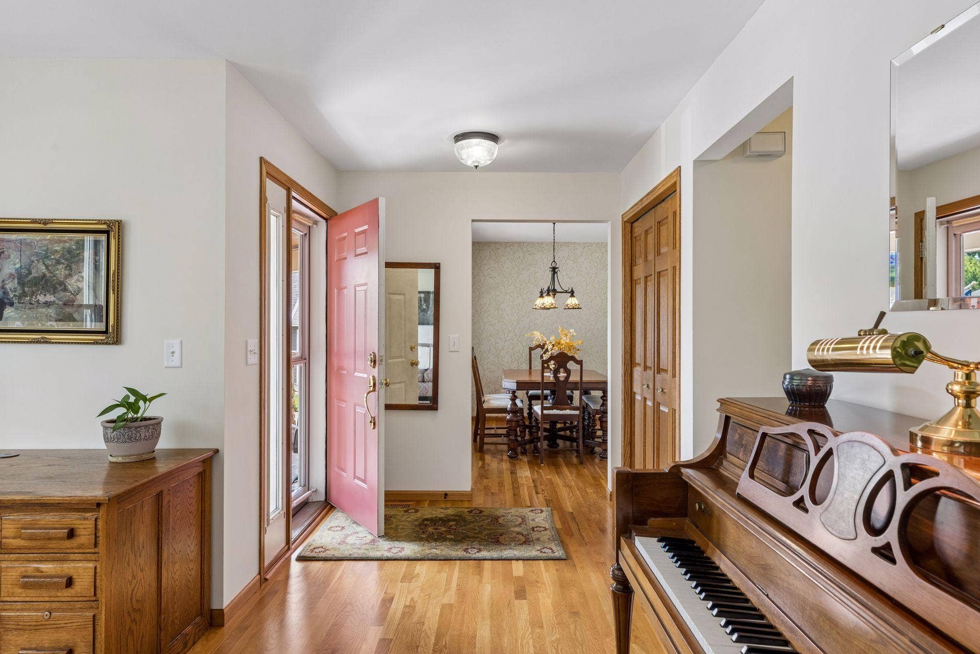 1008 Eagle Ridge Court, Stillwater, MN 55082 Welcome inside! Recently updated ceilings and beautifully refinished hardwood floors create a fresh, timeless feel throughout the main level.