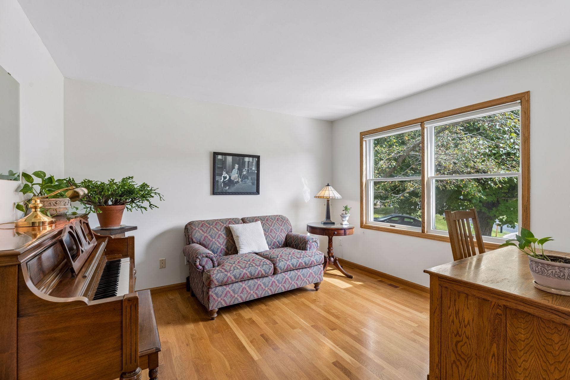 1008 Eagle Ridge Court, Stillwater, MN 55082 Just off the foyer, this light-filled flex space is perfect for a home office, den, sitting room, or whatever best fits your lifestyle.