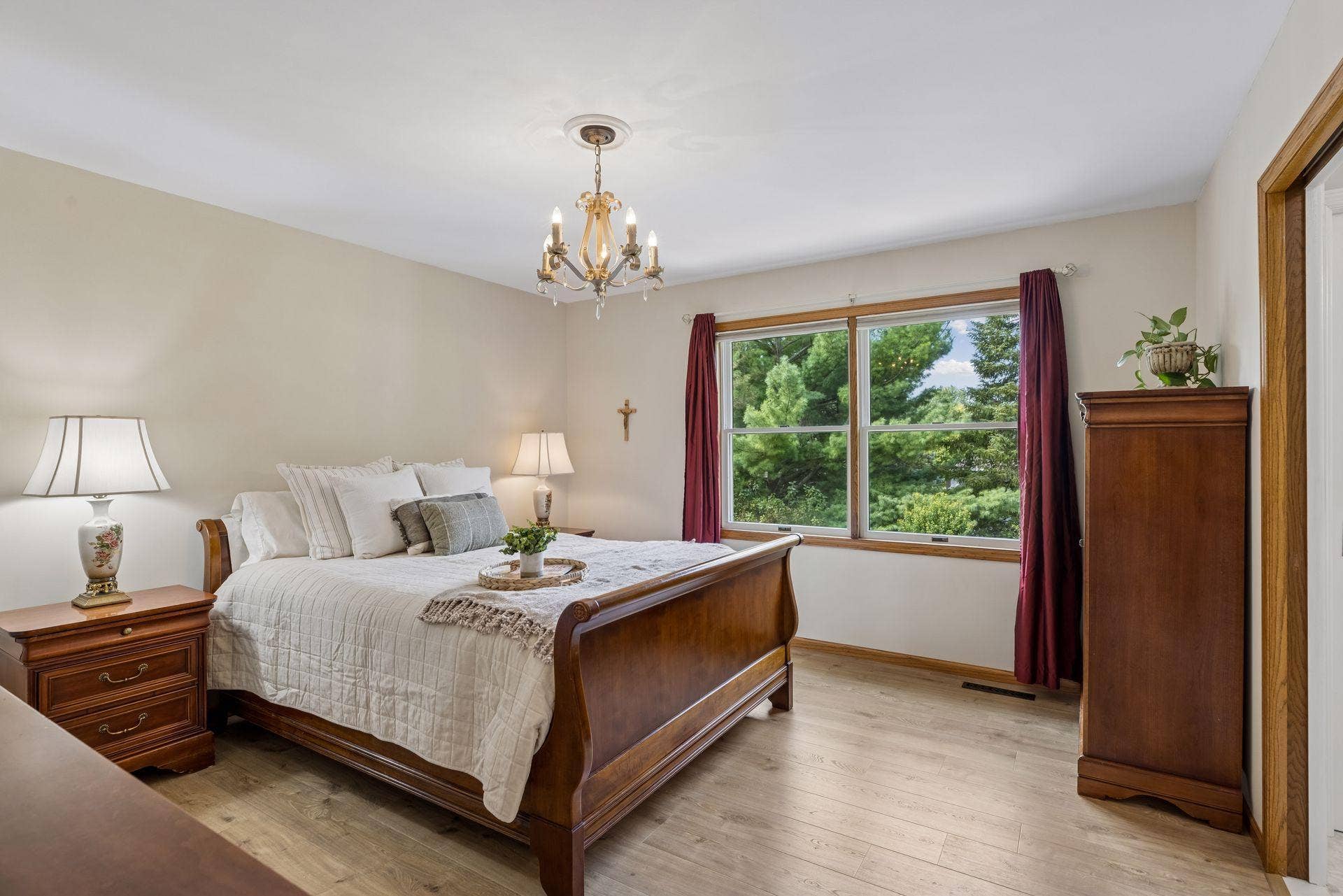1008 Eagle Ridge Court, Stillwater, MN 55082 The spacious primary bedroom overlooks the private backyard, offering a peaceful view surrounded by mature trees.