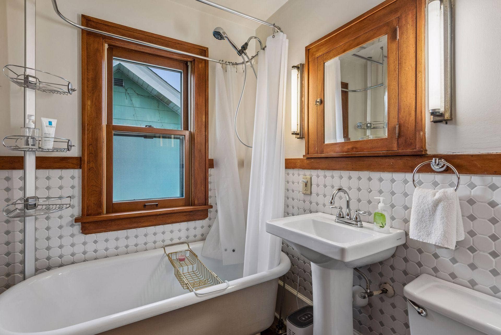 Full bathroom w/ claw foot tub