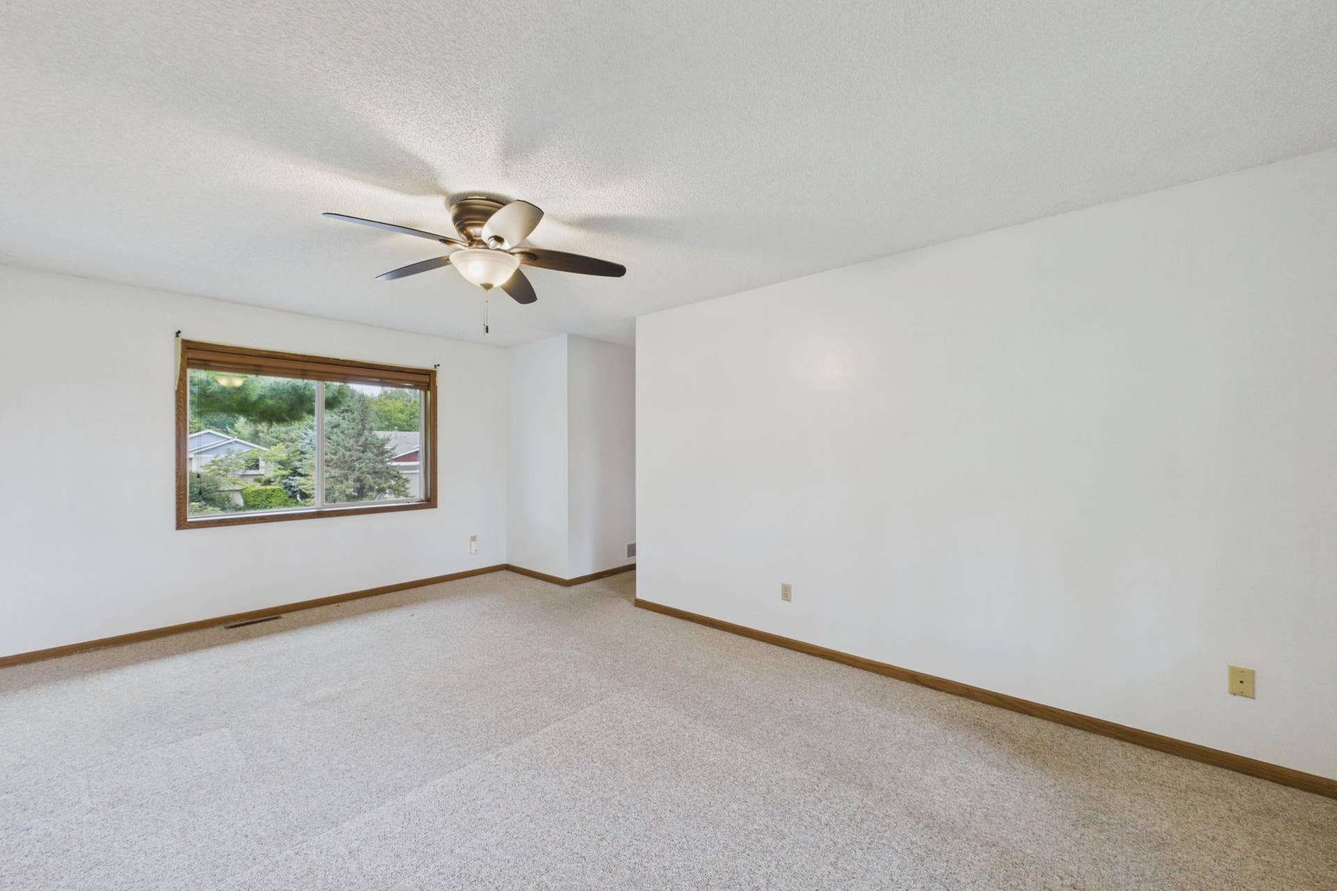 7018 43rd Street N, Oakdale, MN 55128 24-web-or-mls-CAM06550G6-PR0066-STILL036.jpg