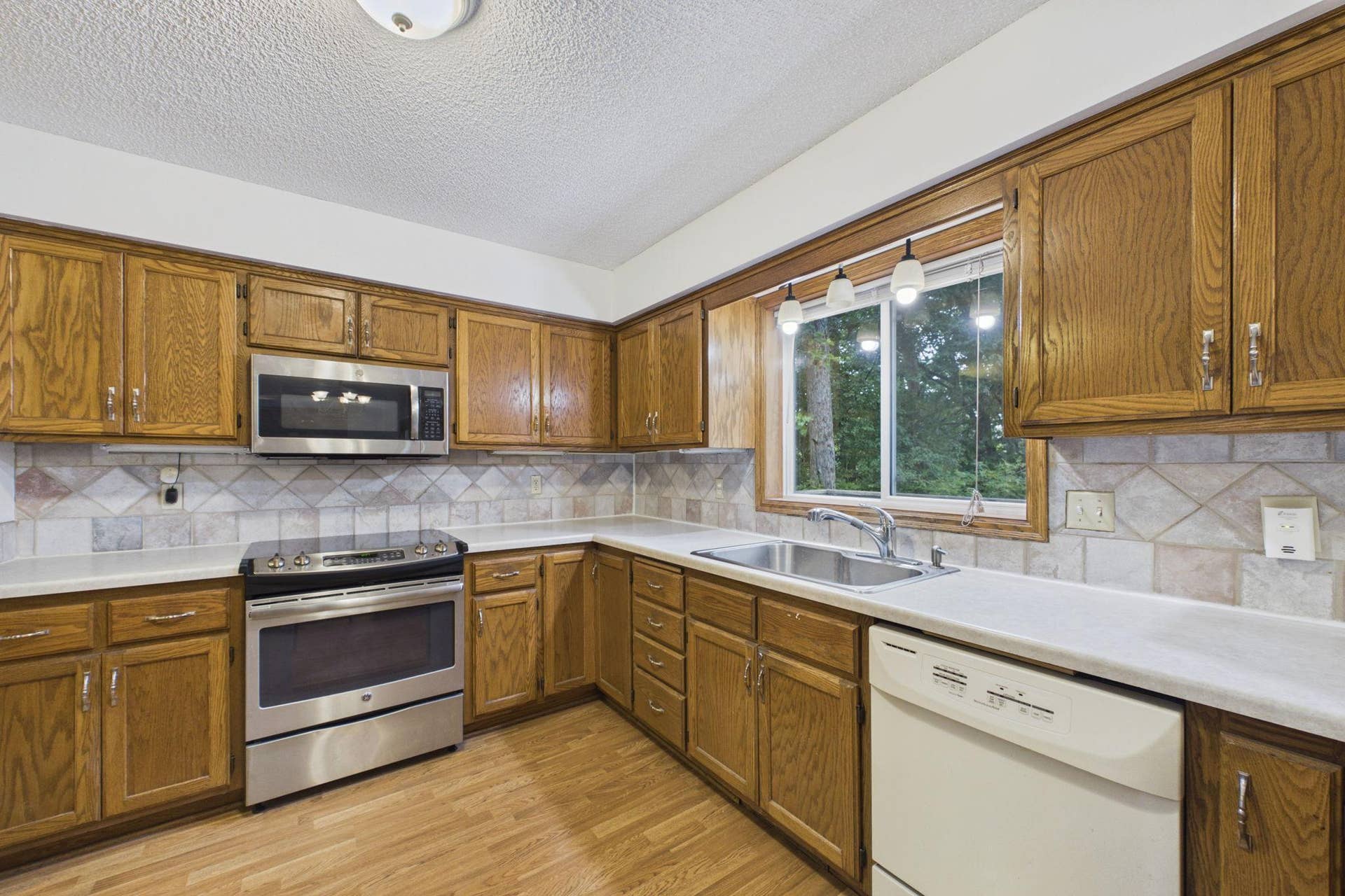 7018 43rd Street N, Oakdale, MN 55128 7018 43rd Street N, Oakdale, MN 55128