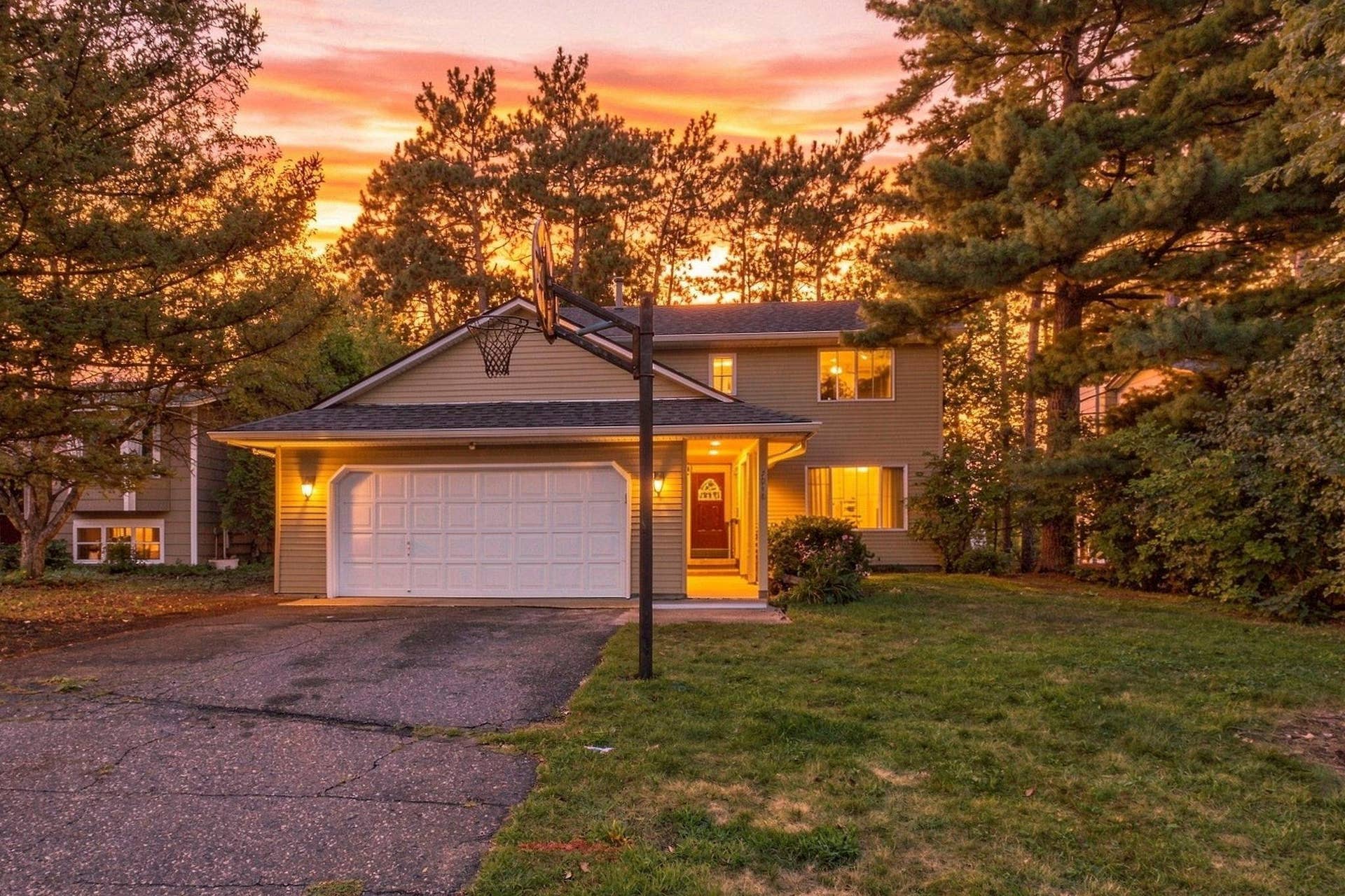 7018 43rd Street N, Oakdale, MN 55128 Welcome Home!