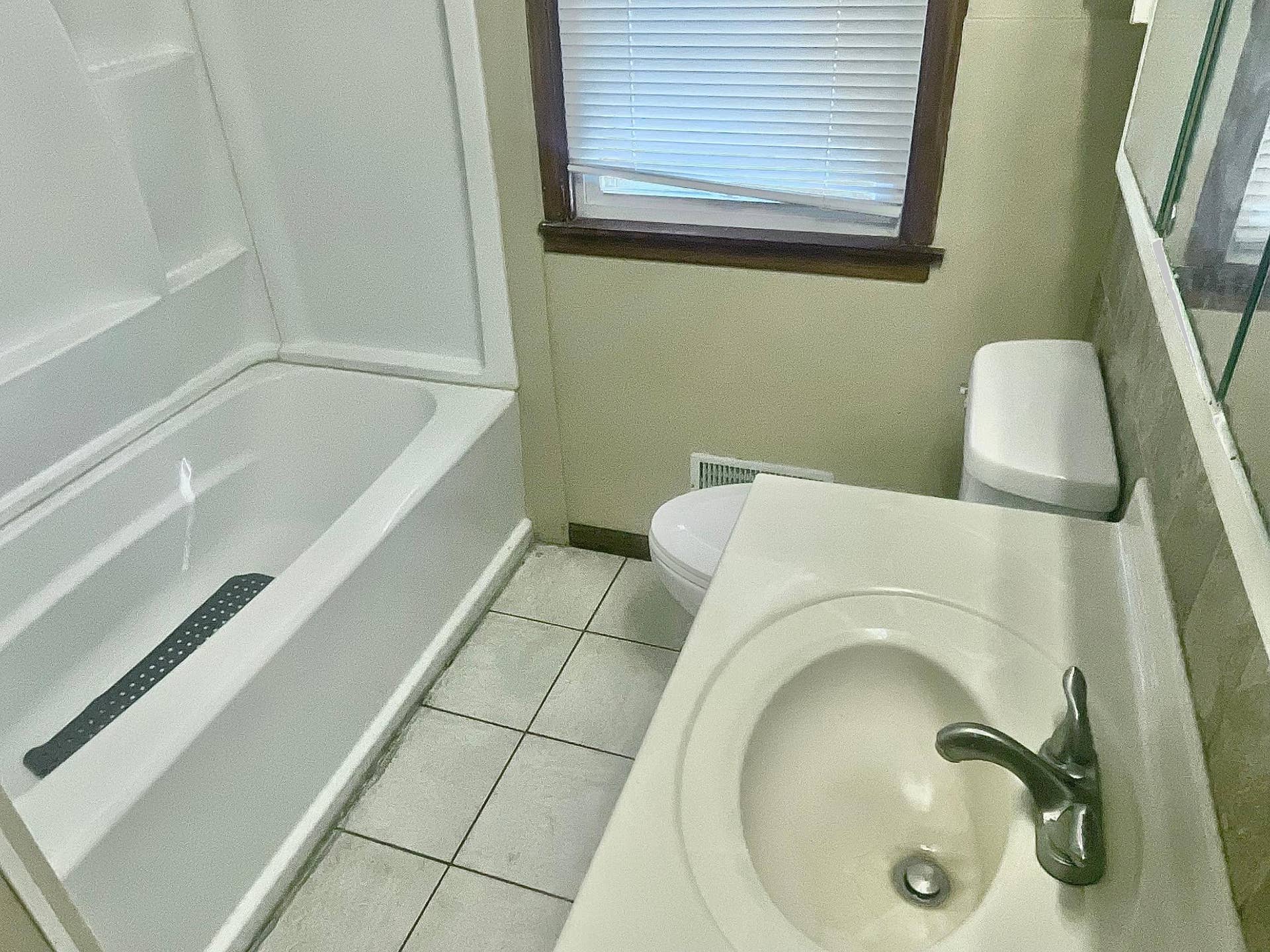 150 Roselawn Avenue E, Maplewood, MN 55117 150RoselawnMainBathroom.jpeg