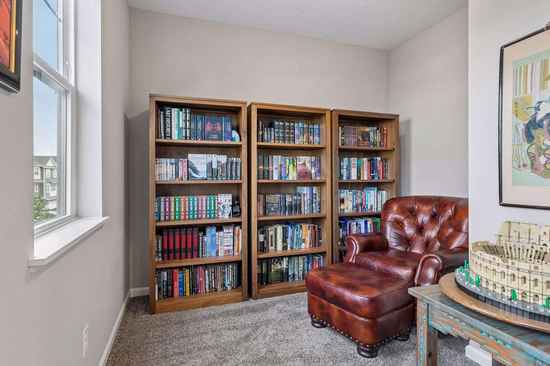 Extra nook/office off living room