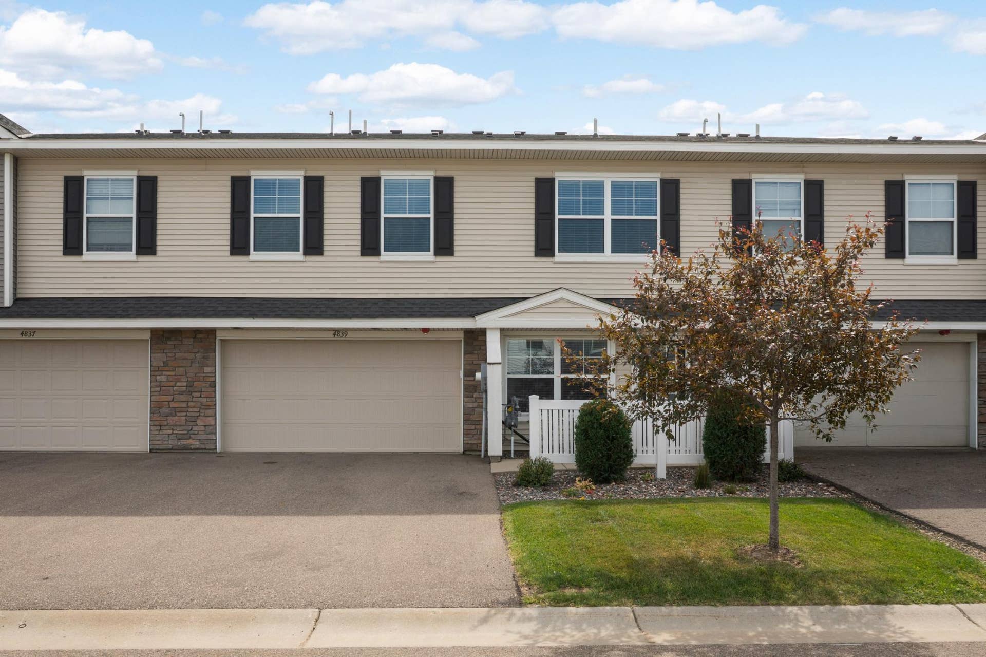 4839 Martingale Drive, Woodbury, MN 55129 4839 Martingale Drive, Woodbury, MN 55129