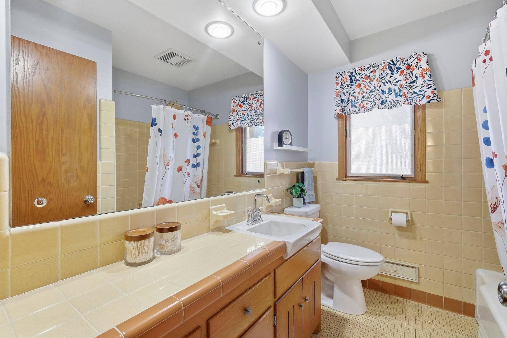 10019 Fremont Avenue S, Bloomington, MN 55431 Main floor full bath
