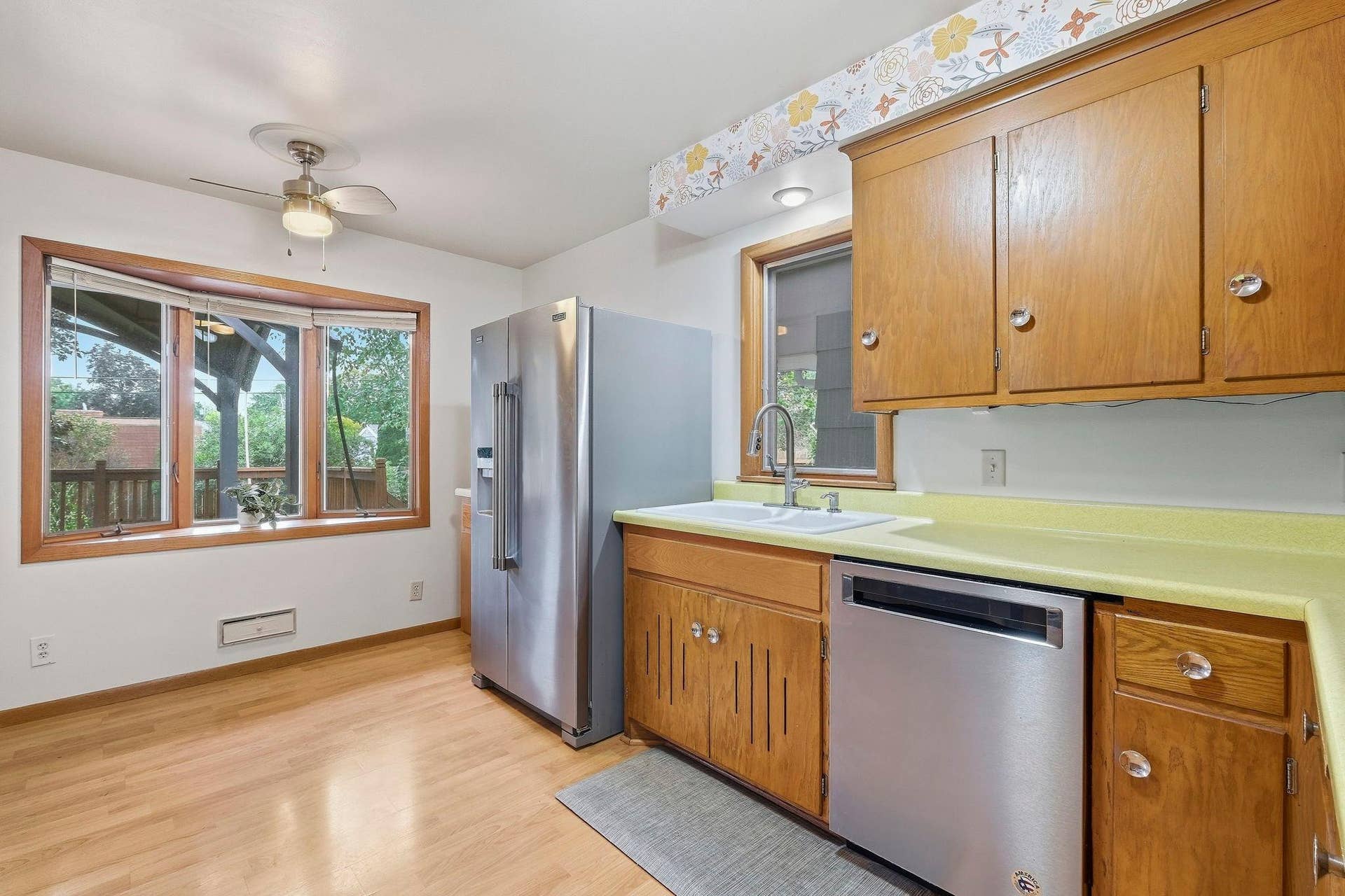10019 Fremont Avenue S, Bloomington, MN 55431 Stainless Steel appliances