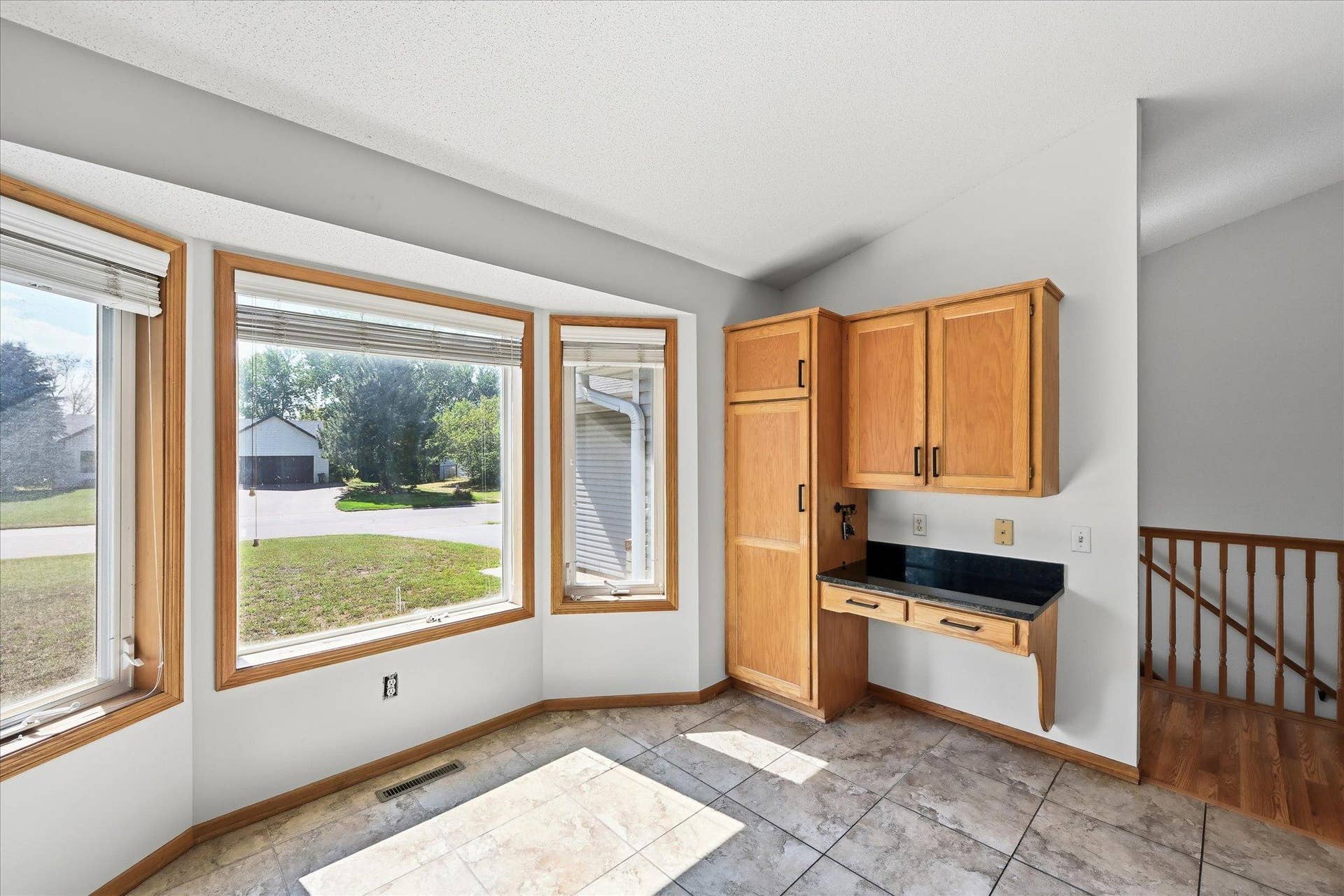 9350 Parkside Drive, Woodbury, MN 55125 eat in kitchen
