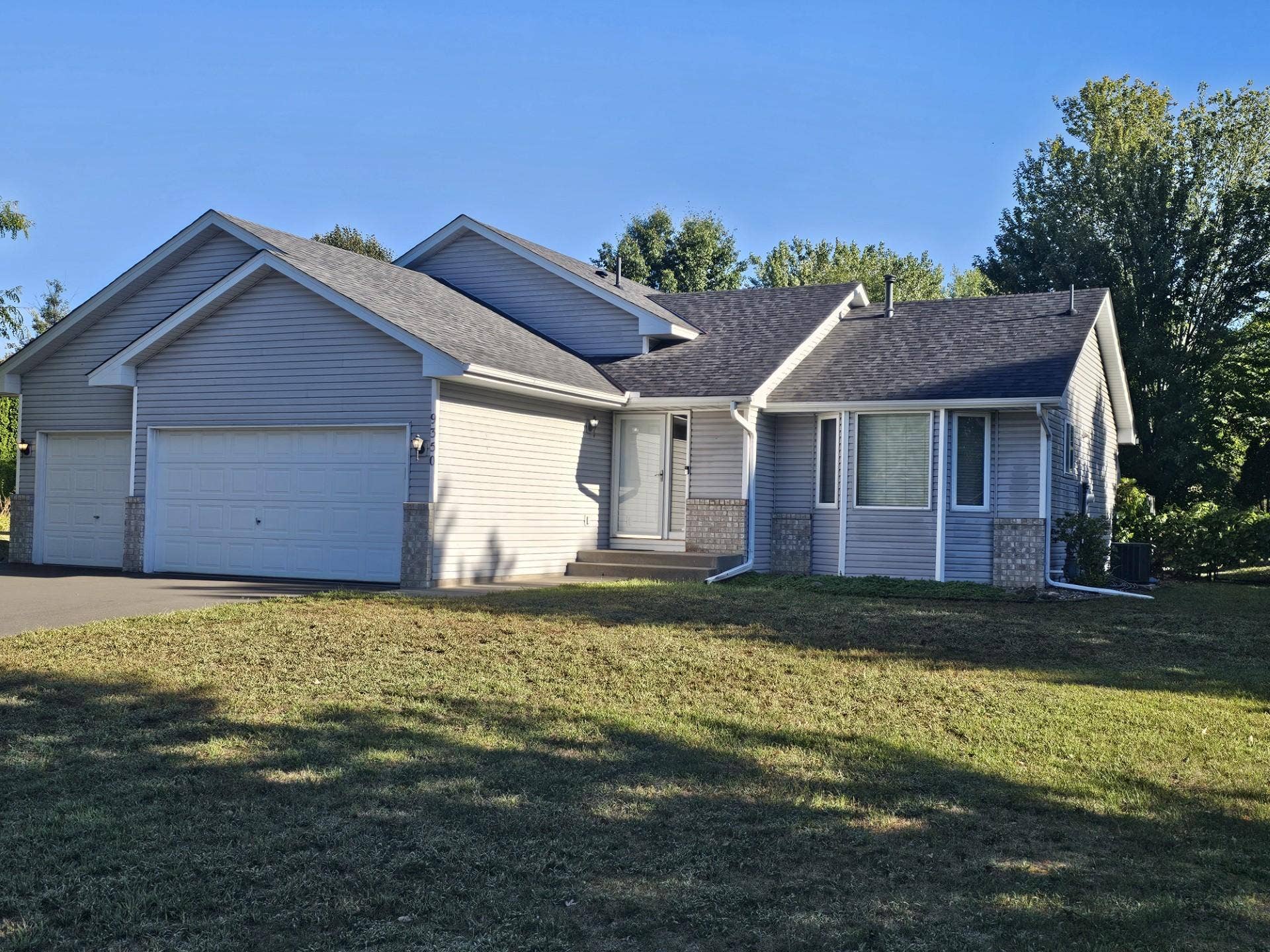 9350 Parkside Drive, Woodbury, MN 55125 9350 Parkside Drive-New Roof